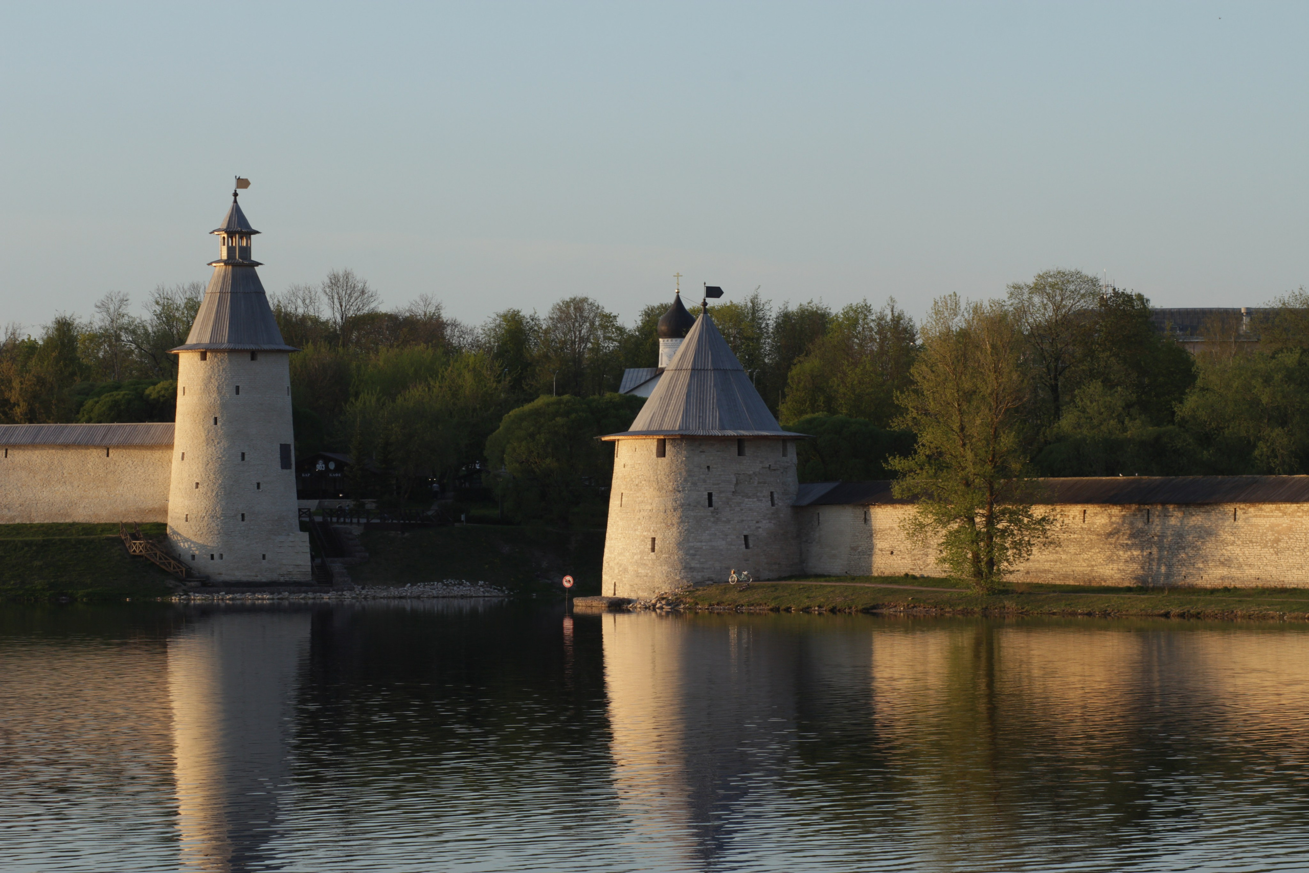 Достопримечательность города Пскова башни и крепостные стены 