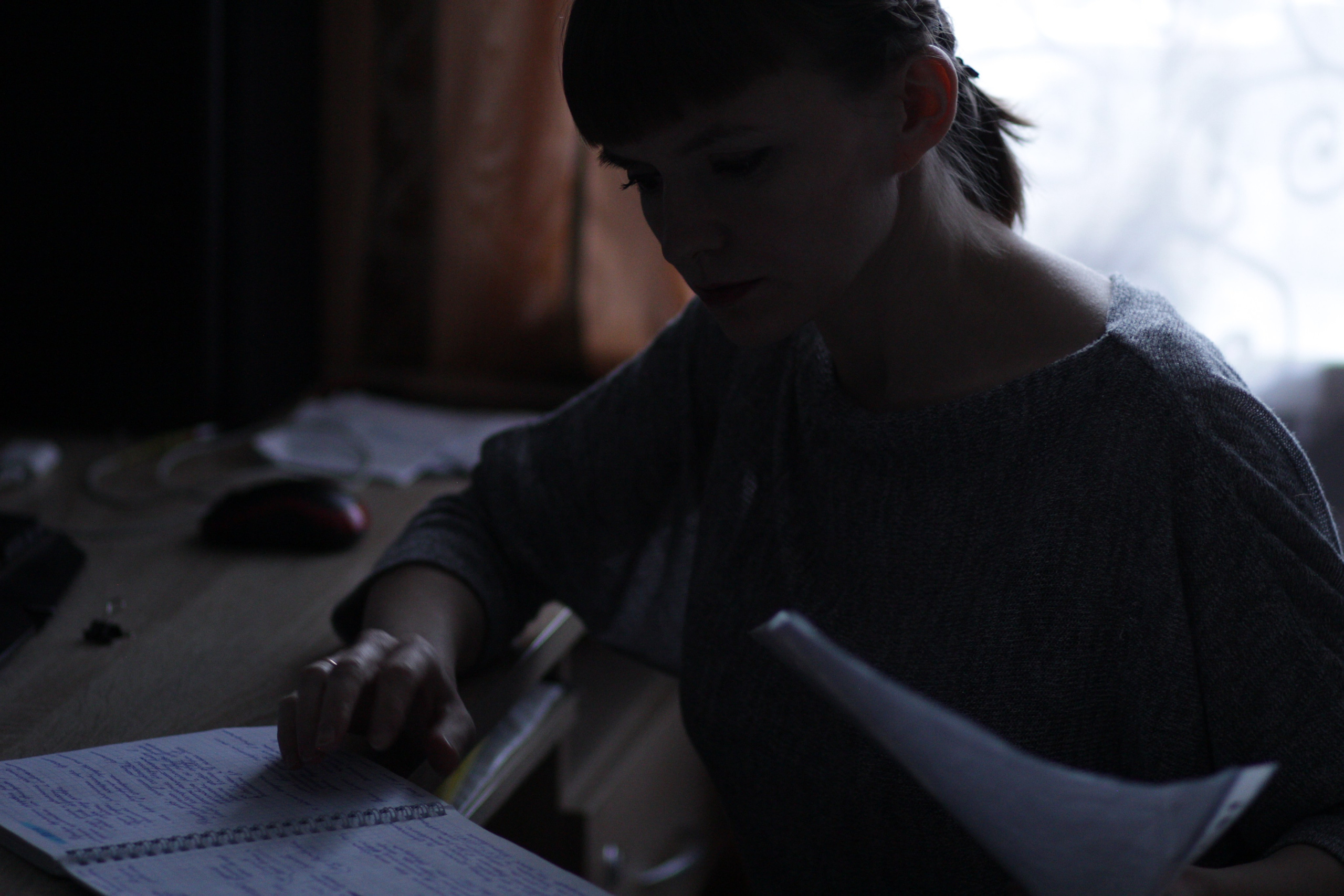 Женщина учится дома самообразование