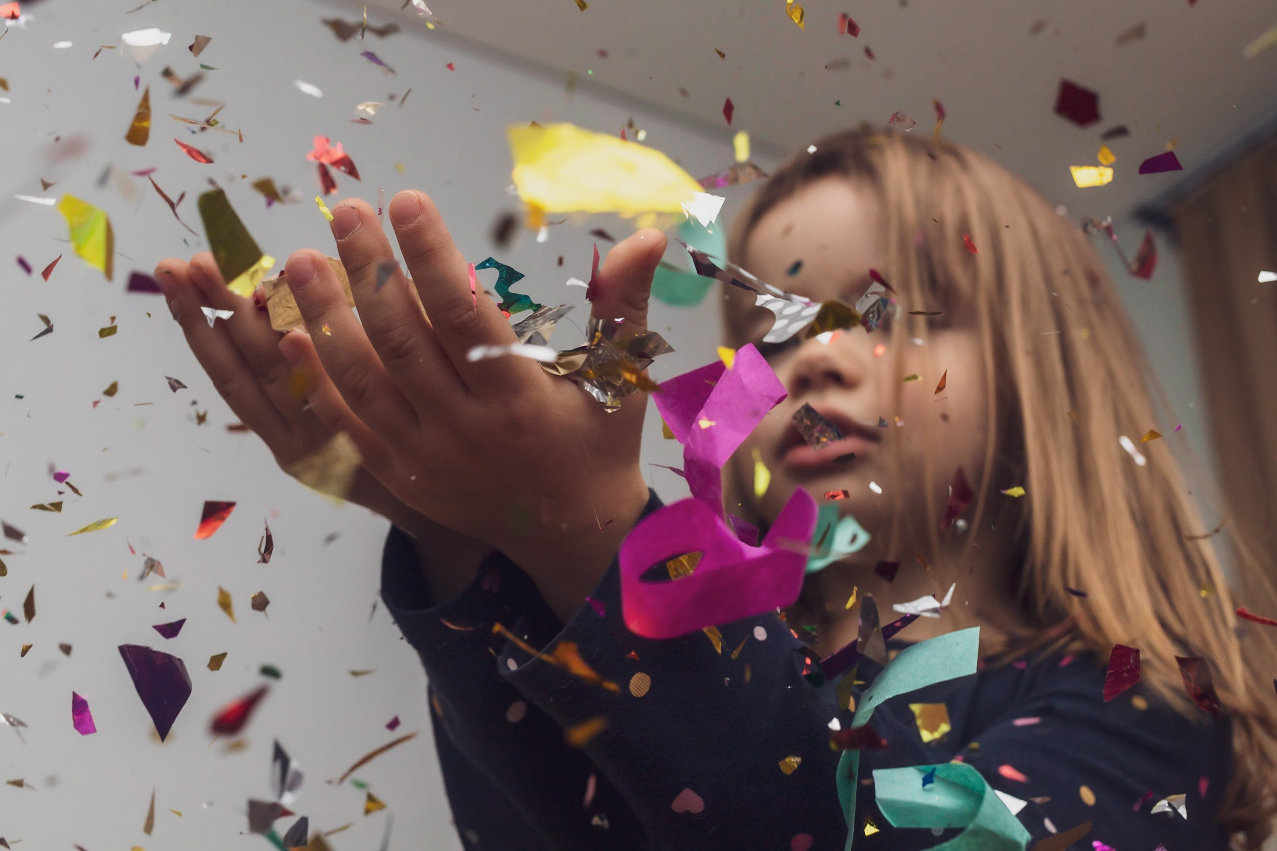 Девочка в конфетти, динамичный детский портрет, Москва, Илья Антропов