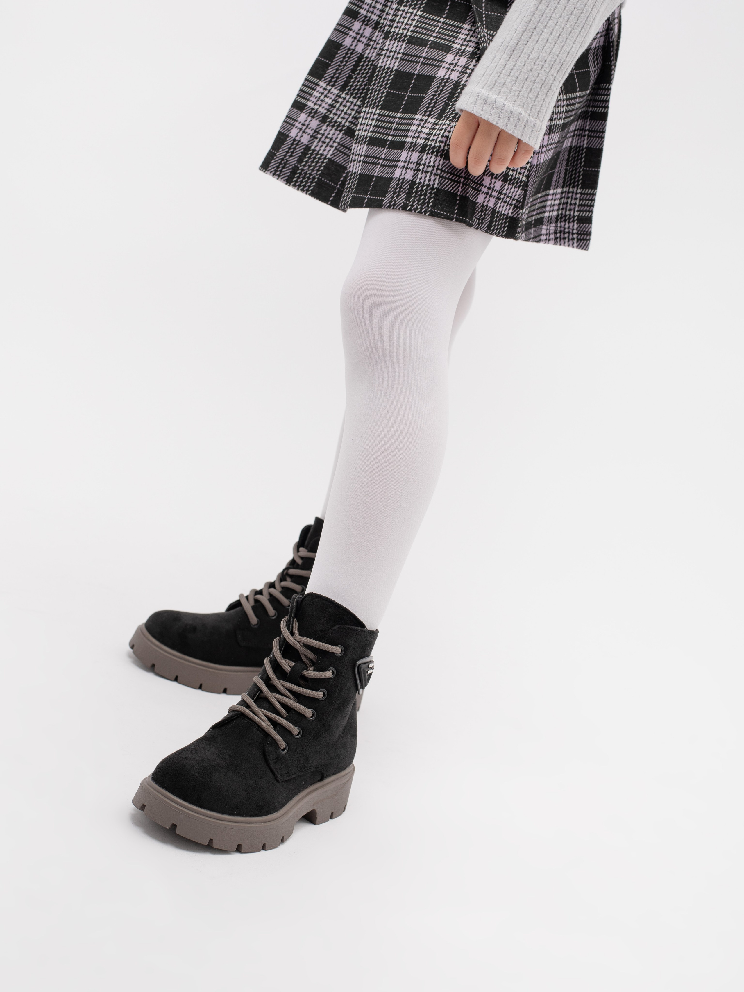 Ботинки для девочки. Фотостудия предметной и модельной съёмки для маркетплейсов