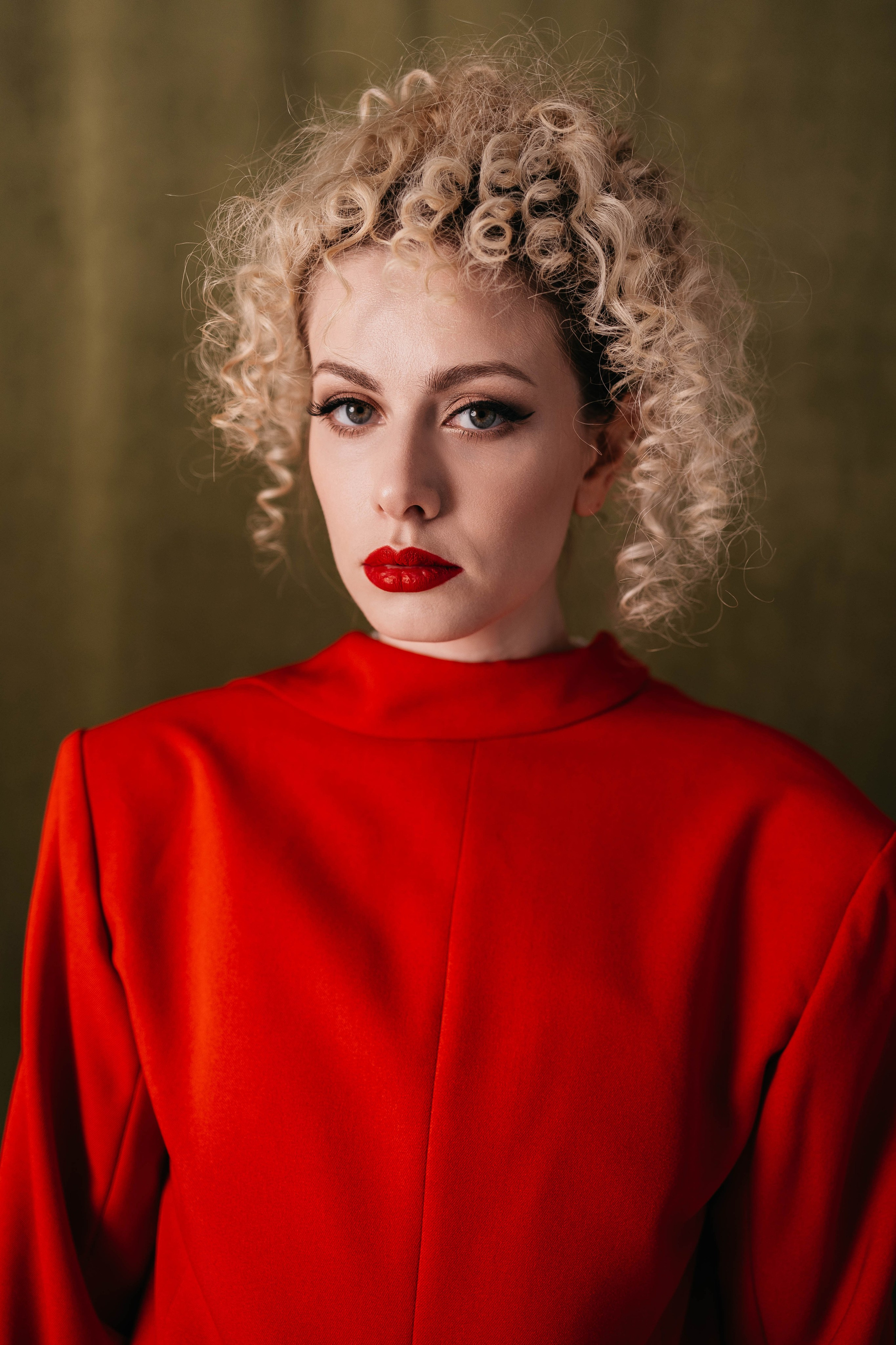 Ира в красном. Фотостудия Cute_photostudio в Твери. Фотограф в Твери Лагодная Яна