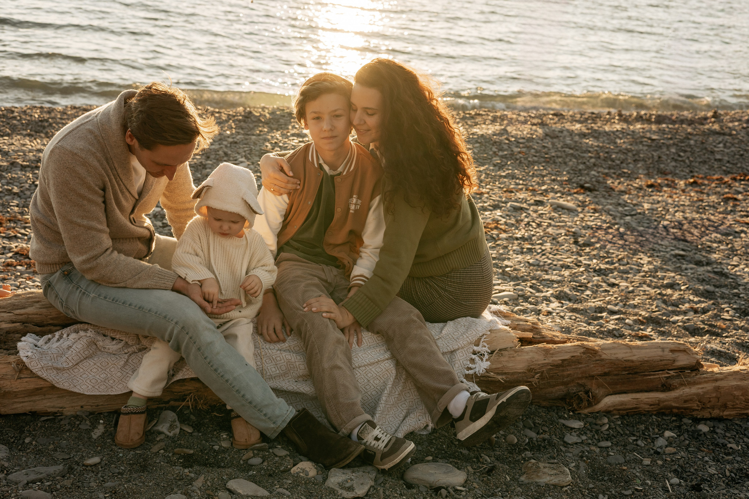 Веселые брызги и смех у кромки воды.