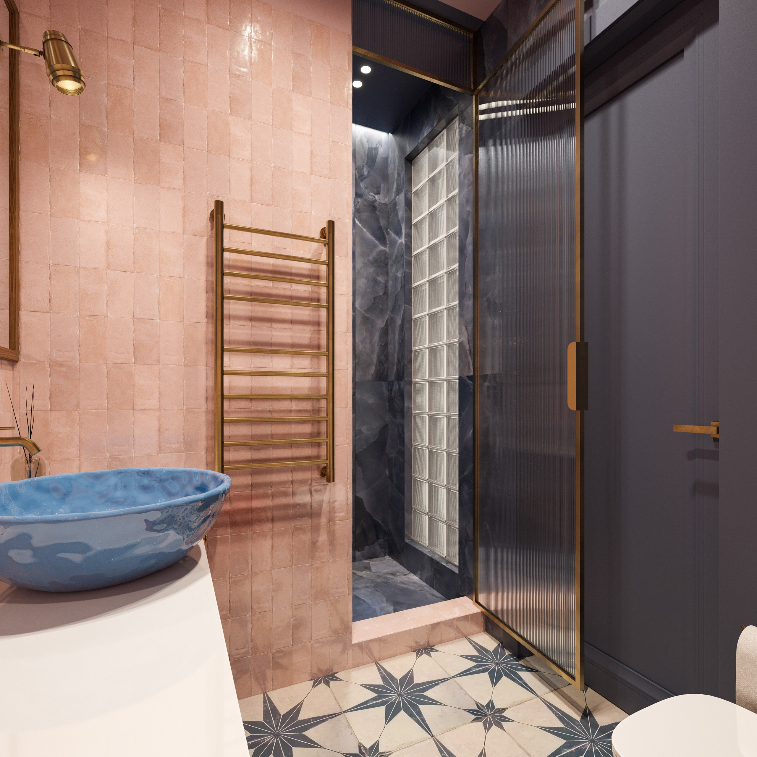 Ванная комната с синей и розовой плиткой и золотыми аксессуарами в современном дизайне