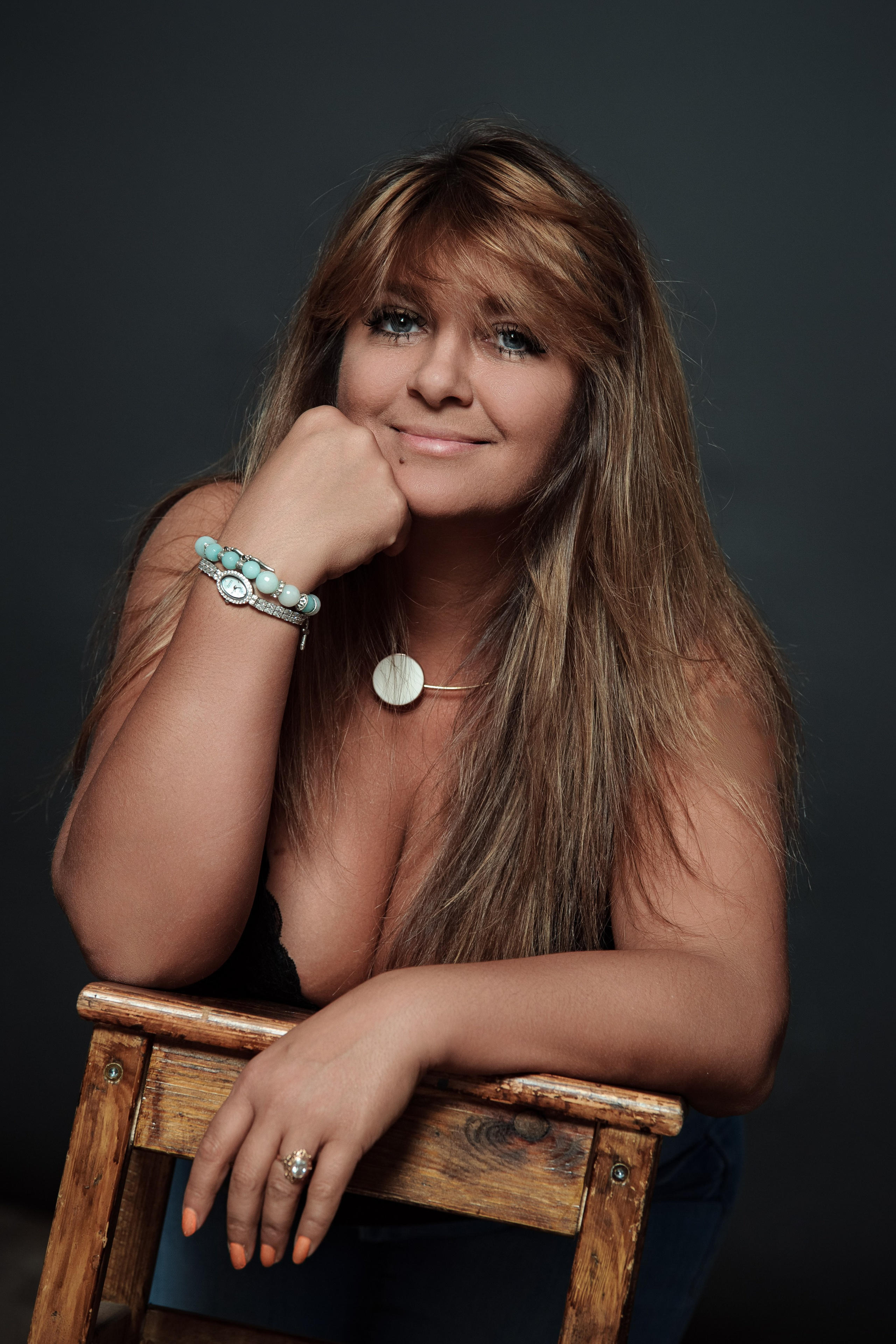 Портретная фотосессия для женщины в СПб с ретушью в фотостудии.