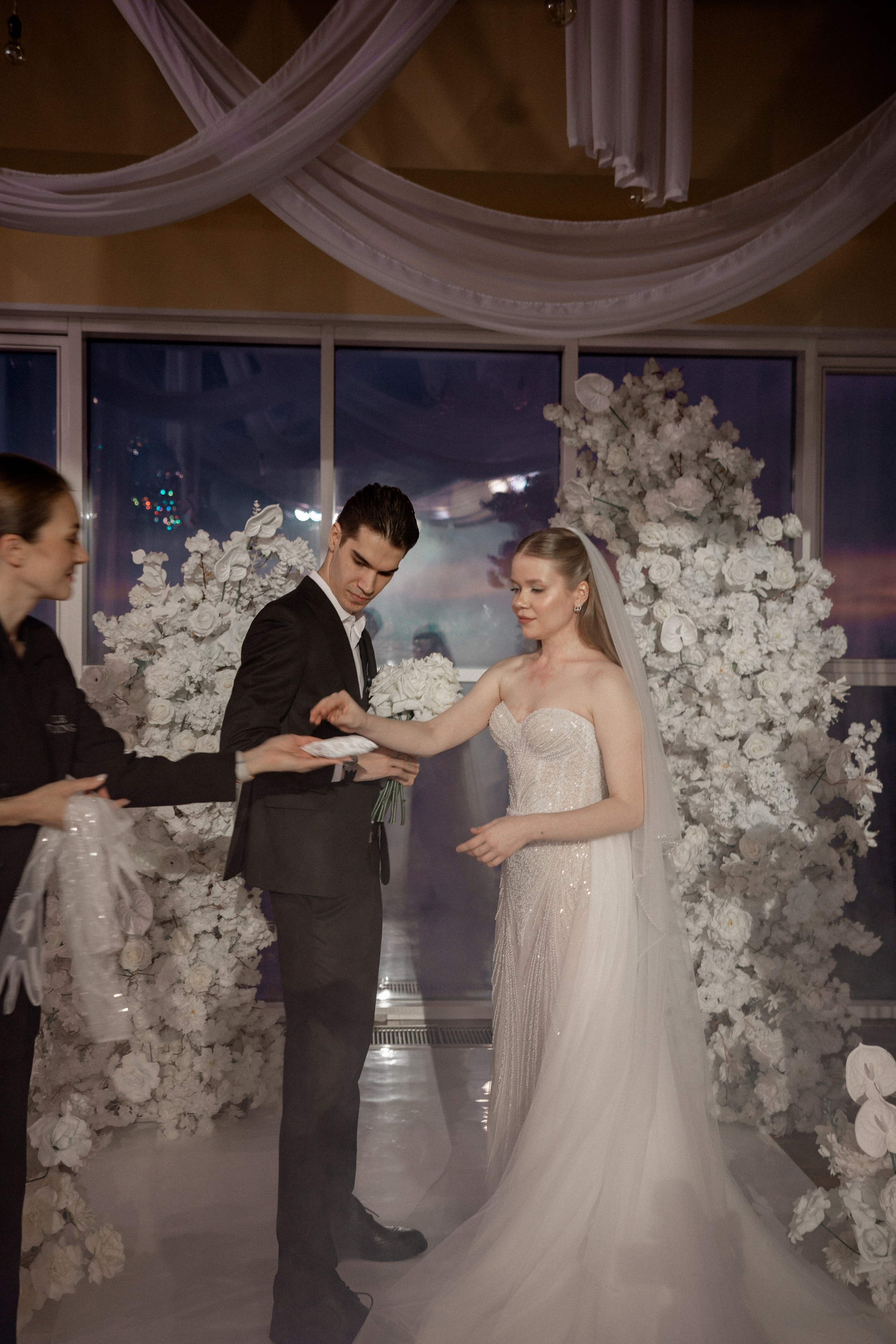 СВАДЕБНАЯ СЬЕМКА СБОРОВ В ОТЕЛЕ И ВЫЕЗД НА ЦЕРЕМОНИЮ (СНЯТО В СИБИРЕ В НИЖНЕВАРТОВСКЕ). Профессиональный фотограф, Санкт-Петербург — Виктория Богомолова