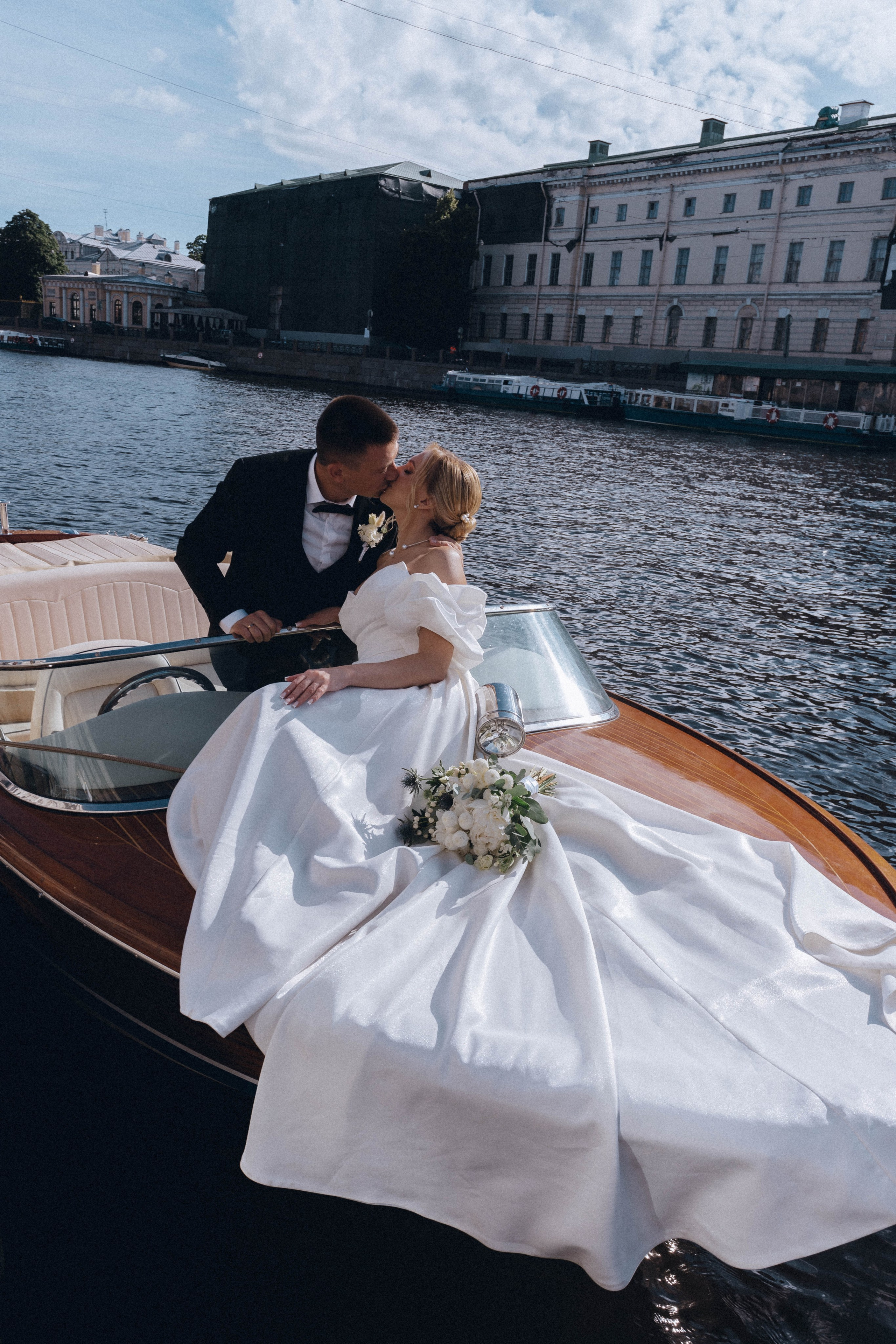 СВАДЕНБНАЯ СЬЕМКА НА КАТЕРЕ ПО КАНАЛАМ САНКТ-ПЕТЕРБУРГА И В АКВАТОРИИ НЕВЫ. Профессиональный фотограф, Санкт-Петербург — Виктория Богомолова