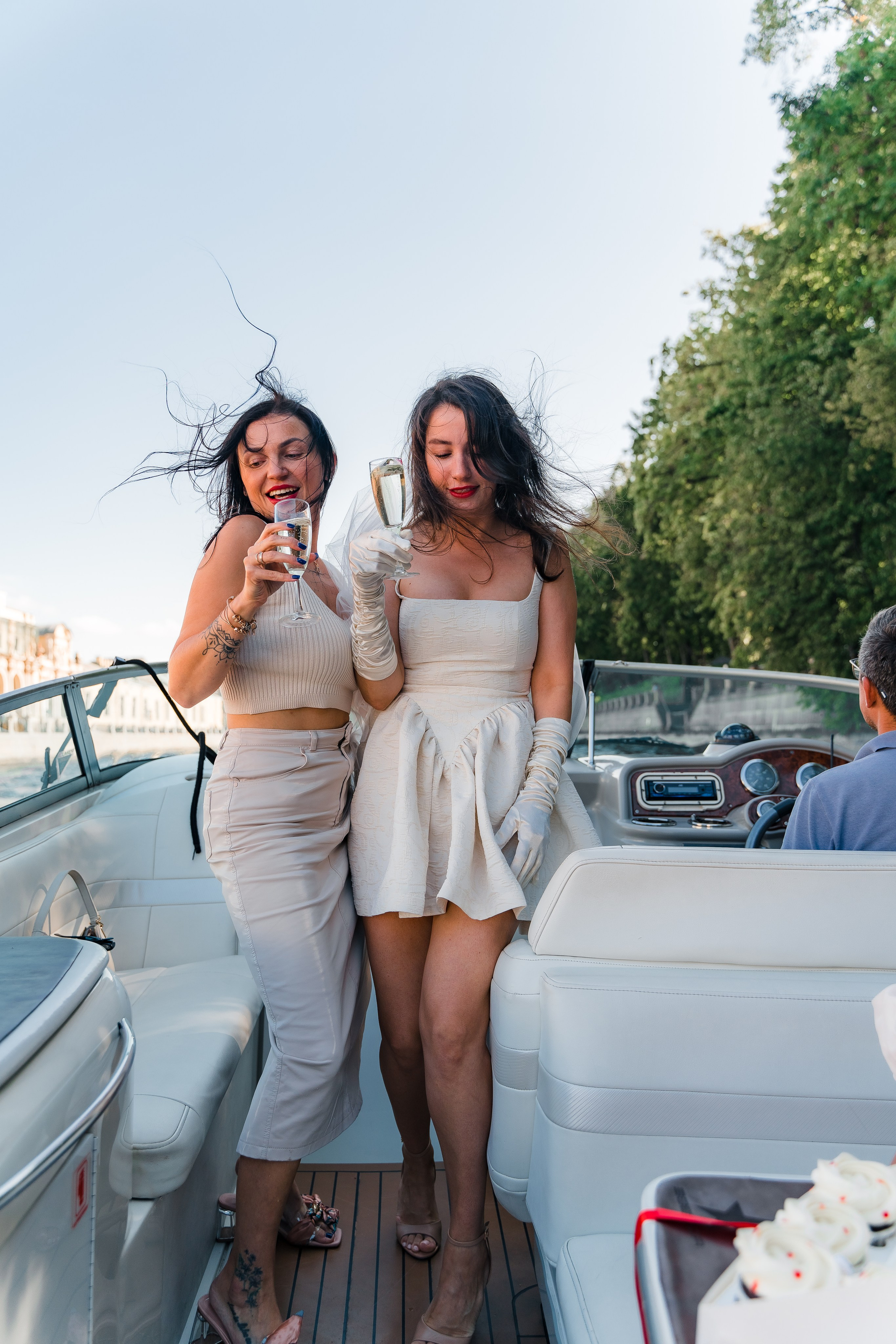 Фотосъемка девичника, встреча девушек, веселые женские портреты