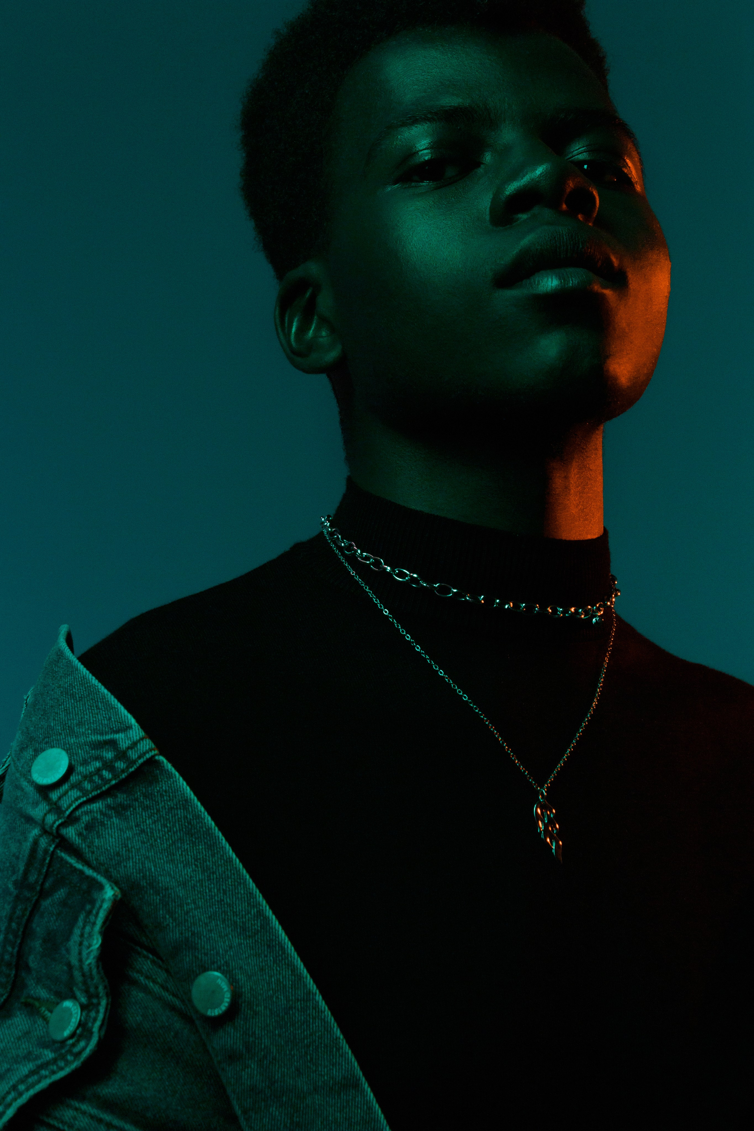 Фотограф в Москве Калагина Светлана - профессиональная имиджевая съемка для Вашего бренда. Мужская фотосессия на циклораме с цветным светом. 