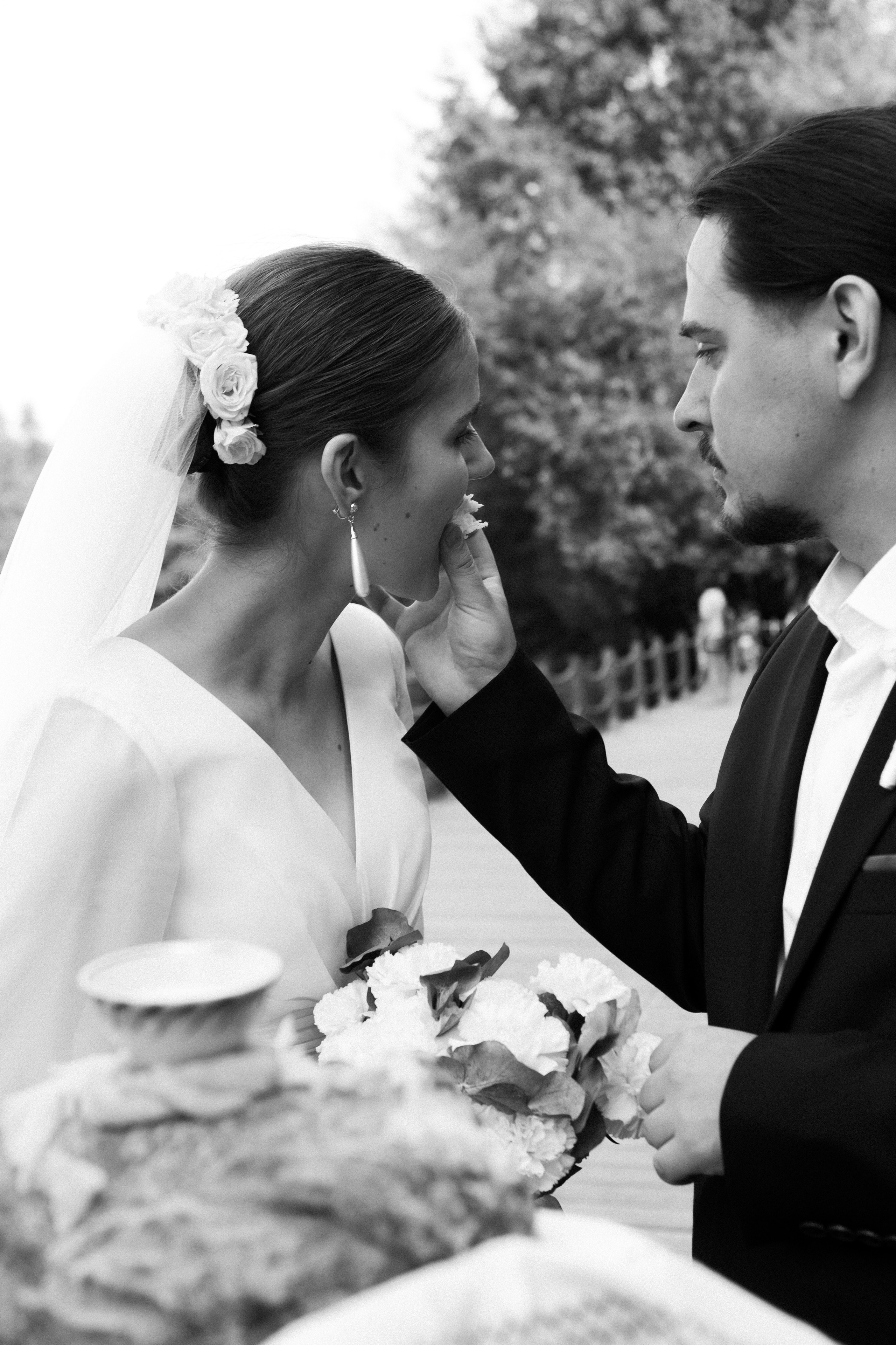 свадебные традиции, жених и невеста кусают каравай, свадебная церемония на открытом воздухе, свадебный фотограф в Москве