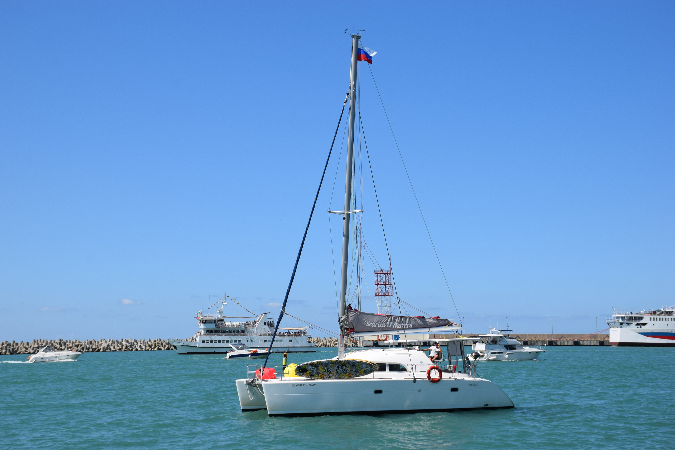 Катамаран Скарлетт о Хара Аренда Яхты в Сочи Яхтанаморе YACHTANAMORE