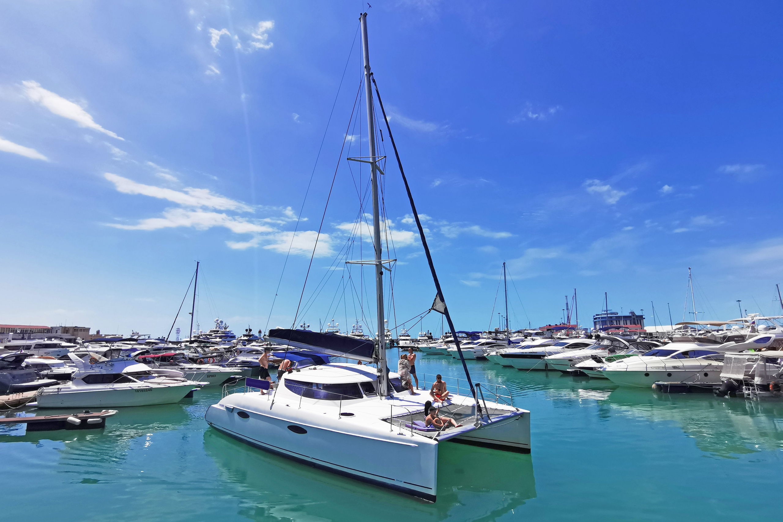 Катамаран Апрель Аренда Яхты в Сочи Яхтанаморе YACHTANAMORE