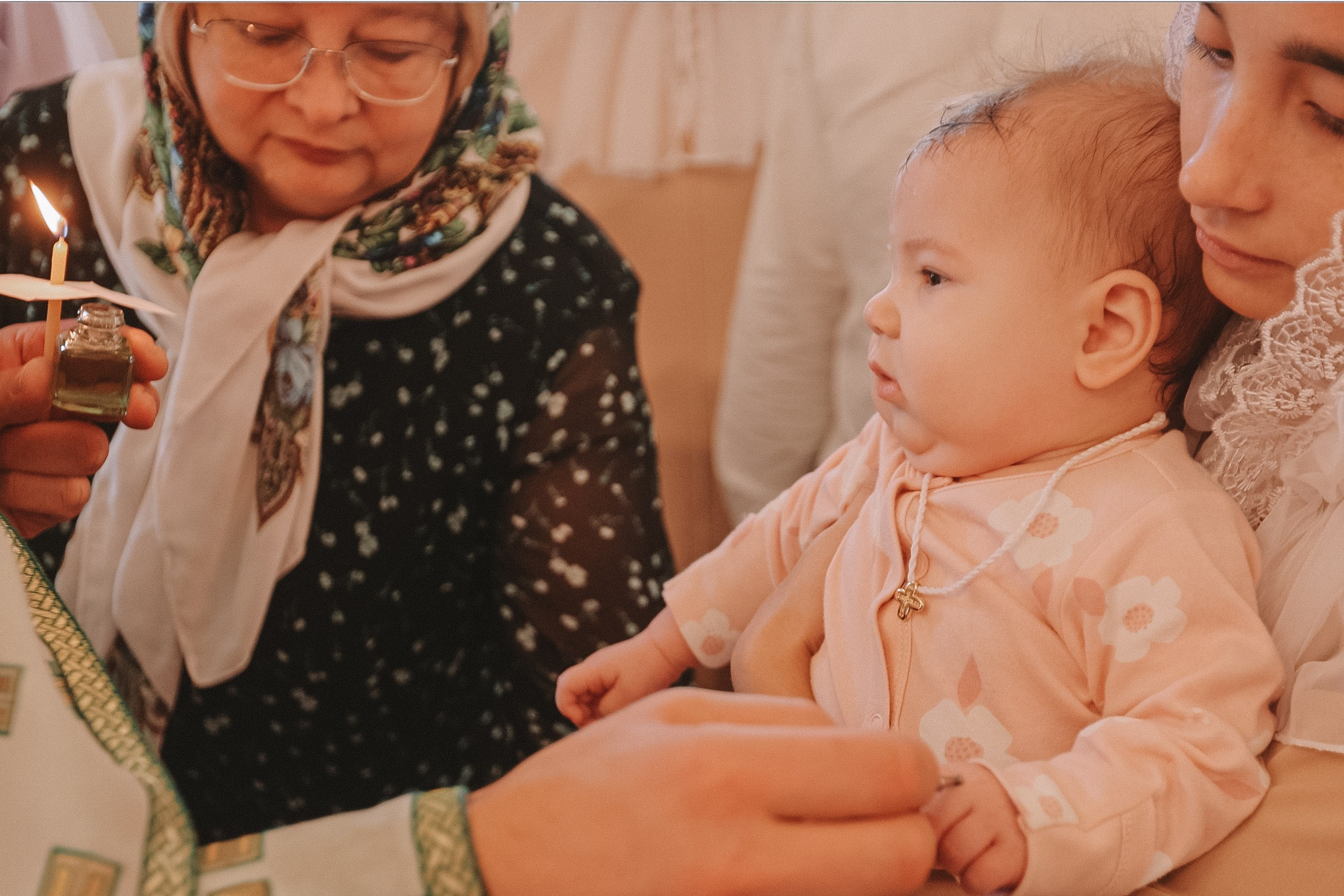 Крещение круглая церковь. Семейный фотограф Тюмень, фотограф на роды Салмина Мария
