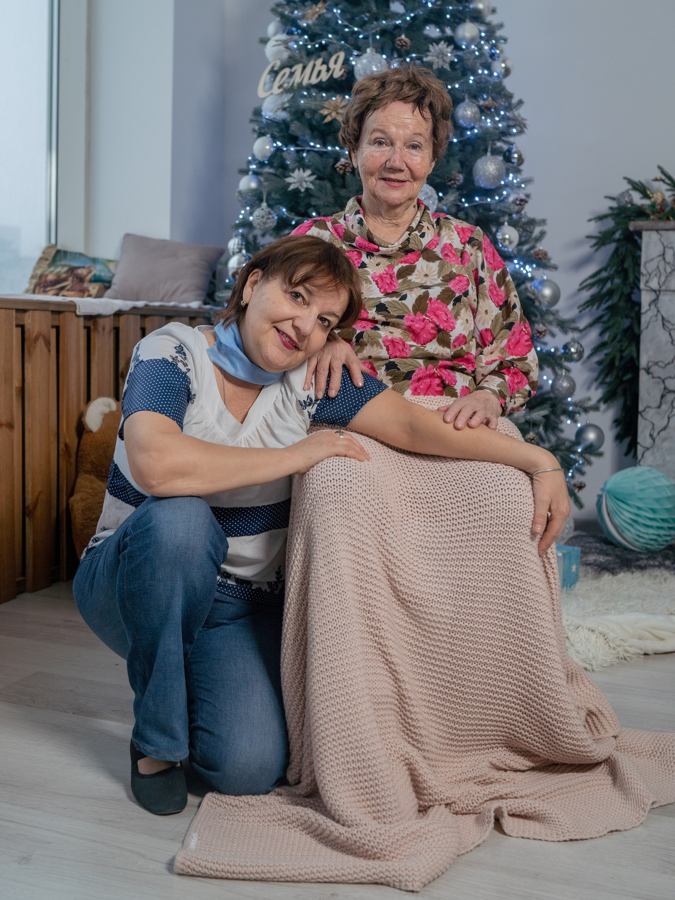 С бабушками. Фотограф Зинаида Евдокимова