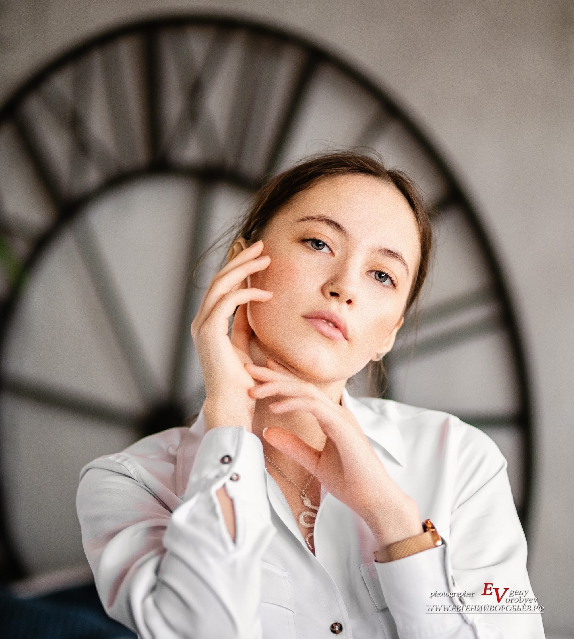 женская фотосессия Красноярск фото для девушки фотограф Красноярск фотосессия для сайта знакомств Красноярск фото для социальной сети заказать цена стоимость фотосессии в Красноярске пример фото идея место позы для фотосессии девушки в Красноярске фотосессия ИИ фотосессиия нейросеть промт для фотосессии фотосессия фото для социальной сети визажист причёска и макияж Красноярск парк Сады мечты Татышев фотостудия Красноярск бизнес портрет