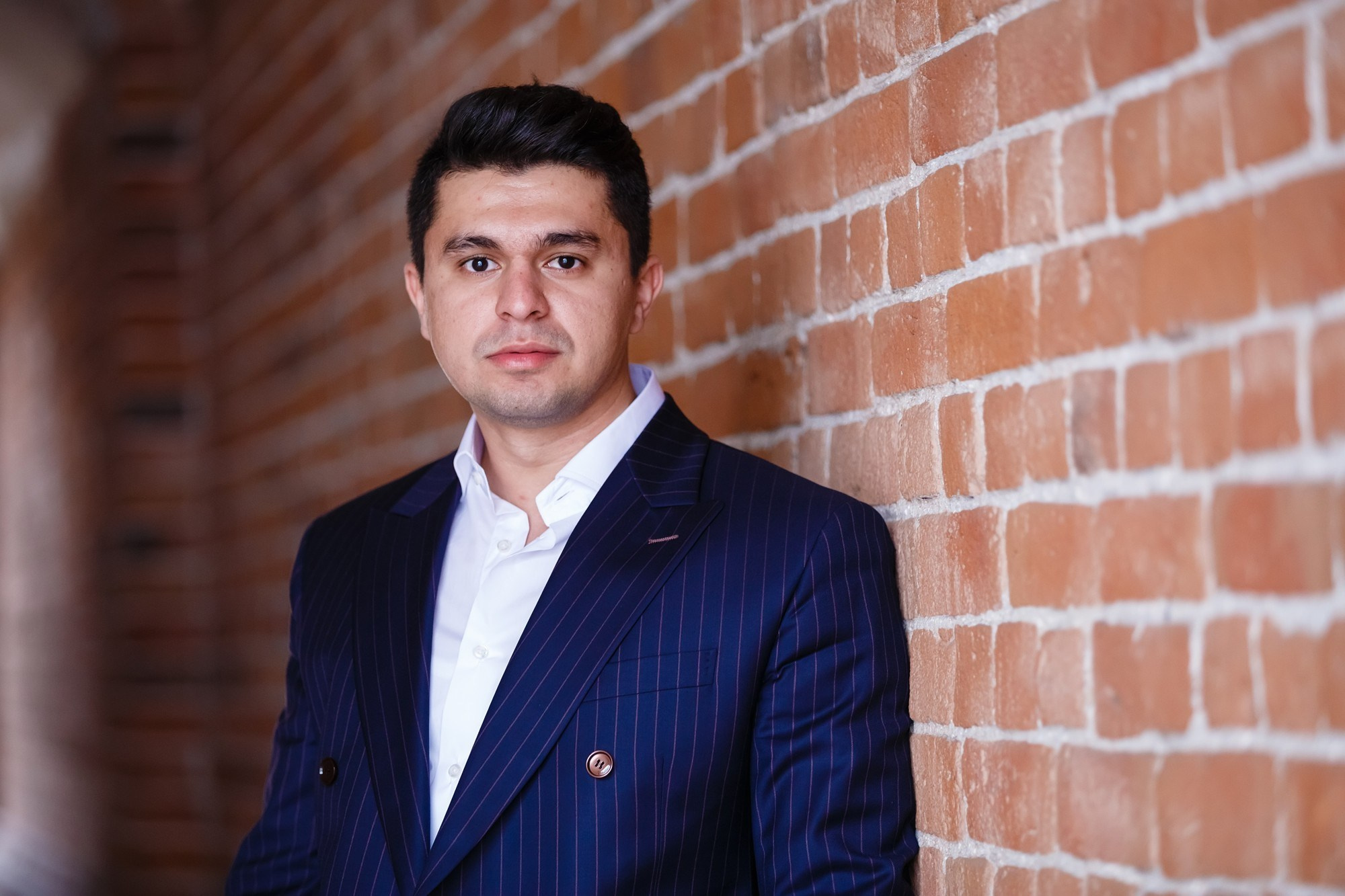 мужская фотосессия для сайта знакомств социальных сетей фотограф в Красноярске цена заказать мужскую фотосессию бизнес портрет мужские фото для знакомства с девушкой брутальная фотосессия в городе фотостудии имиджевая фотосессия для мужчины для бизнеса идея  места пример фото образы стилист Красноярск позы для мужской фотосессии генерация фото фотосессия ИИ промты для фотосессии нейросеть  