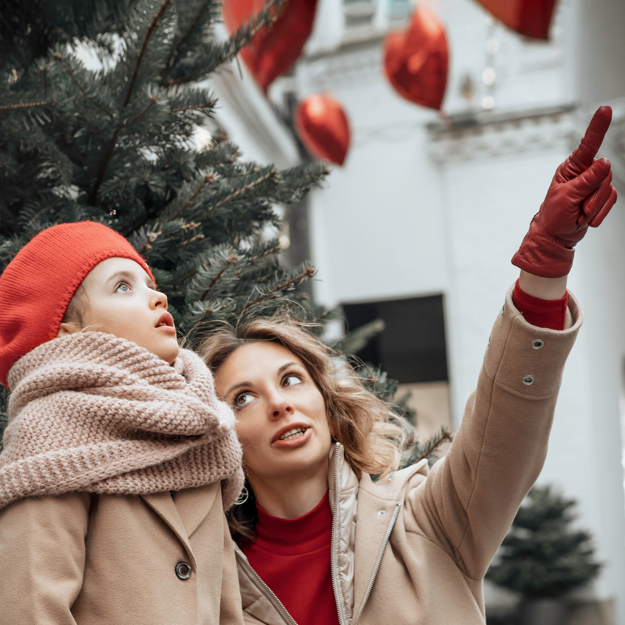 Семейная фотосъемка в Москве для мамы и дочки. Прогулка днем по новогодней Москве украшенной зимними новогодними елками и шарами, красно-бежевая, Третьяковский проезд, Манежная площадь, ГУМ-ярмарка