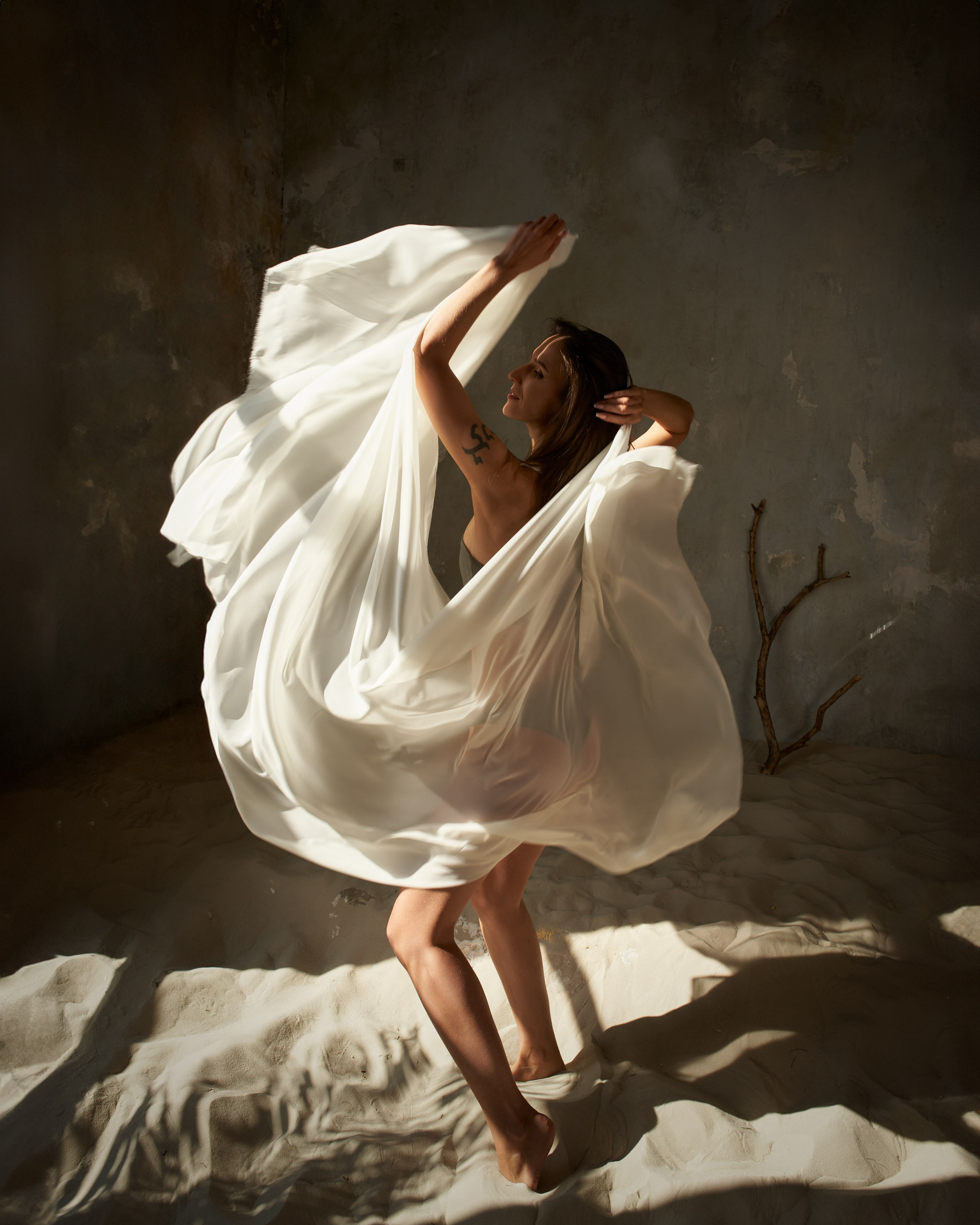 Фотосессия стройной девушки с тканью