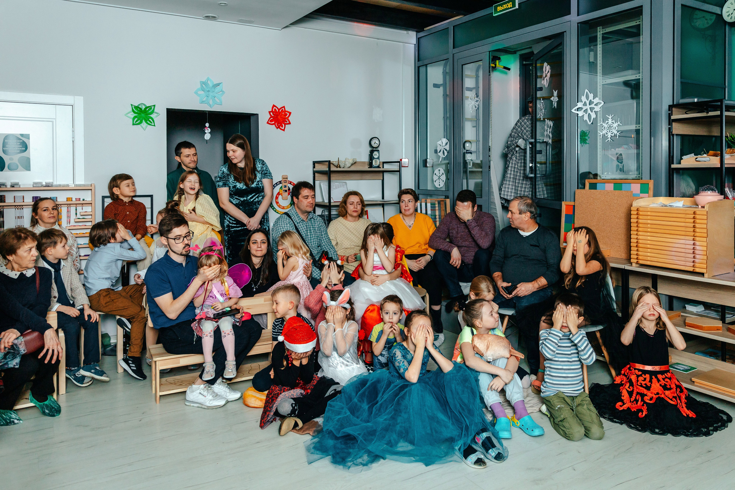 Новогодний утренник в Монтессори-школе. Семейный lifestyle фотограф в Санкт-Петербурге Людмила Пахомова