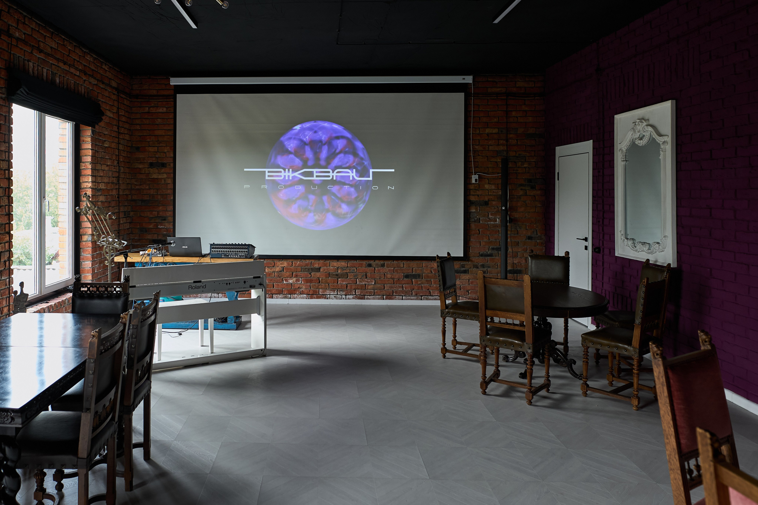 Интерьерная съемка здания продюсерского центра «Бикбау». Фотограф Олег Сотник