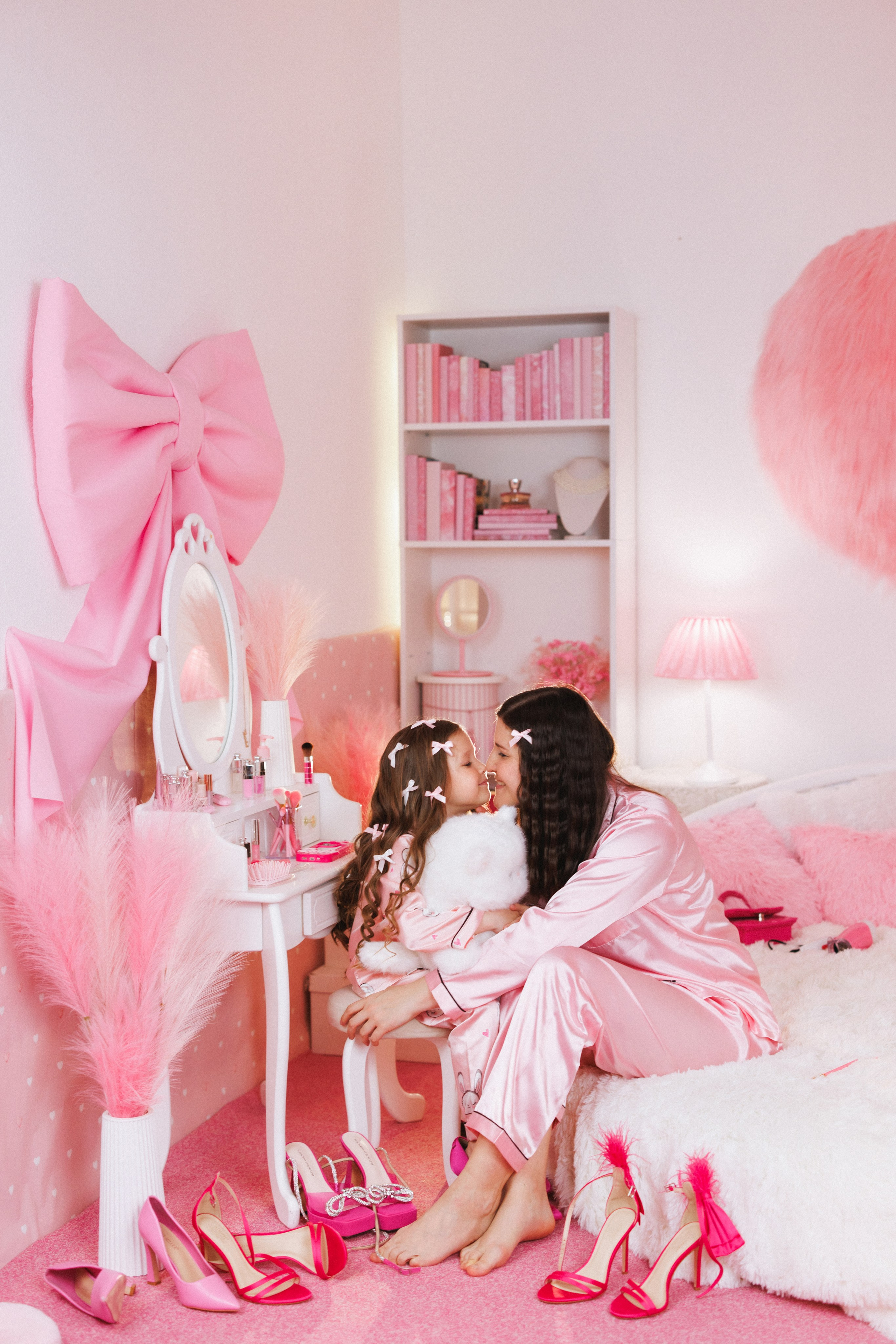 Фотосессия для девочек в интерьере розовой комнаты. Семейный и детский фотограф в Краснодаре Анна Трашкова
