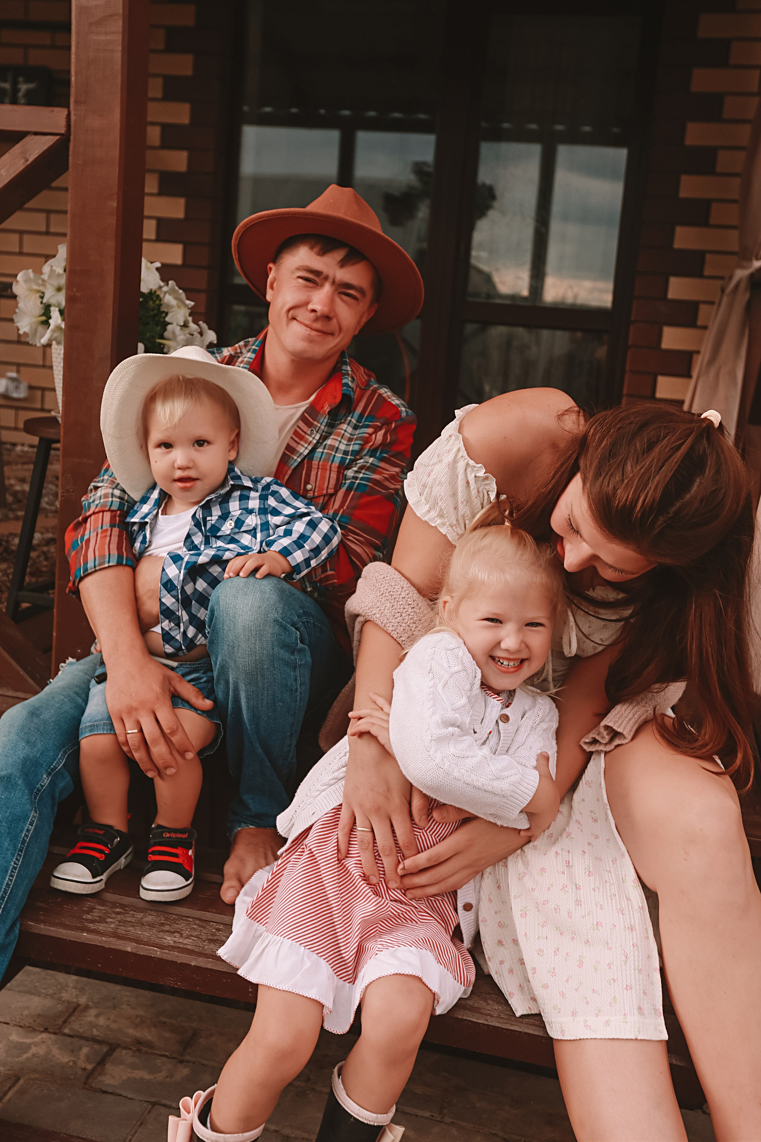 У дома. Семейный фотограф Тюмень, фотограф на роды Салмина Мария