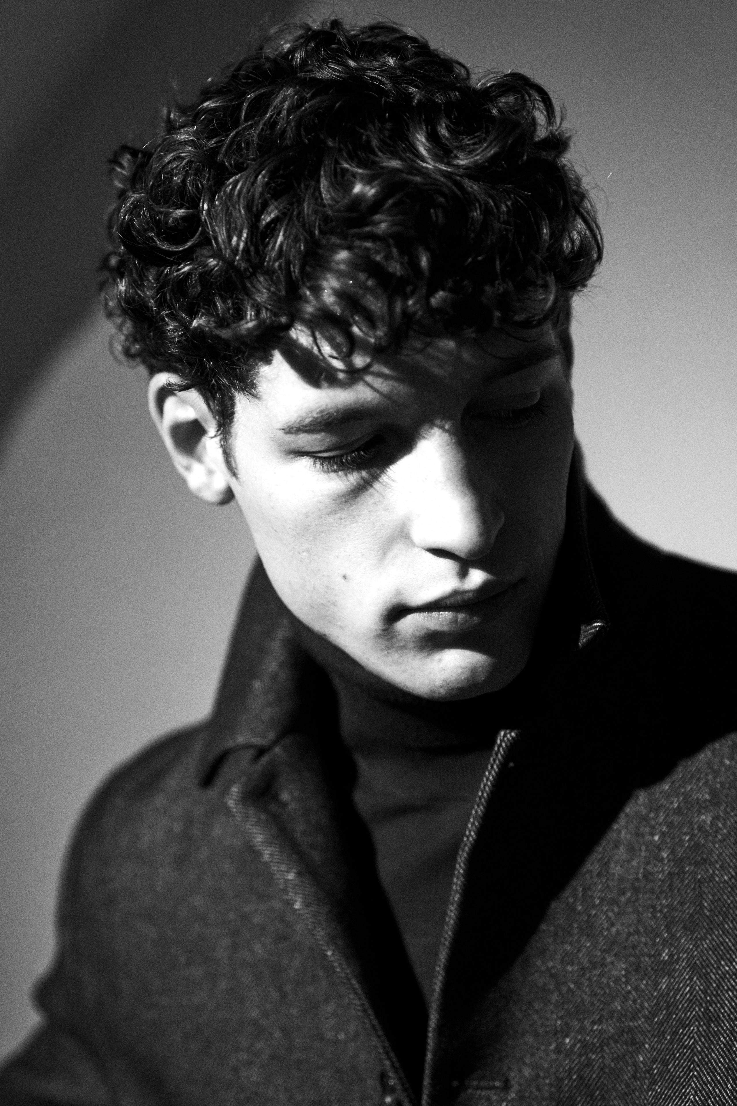 Креативная съемка одежды в студии