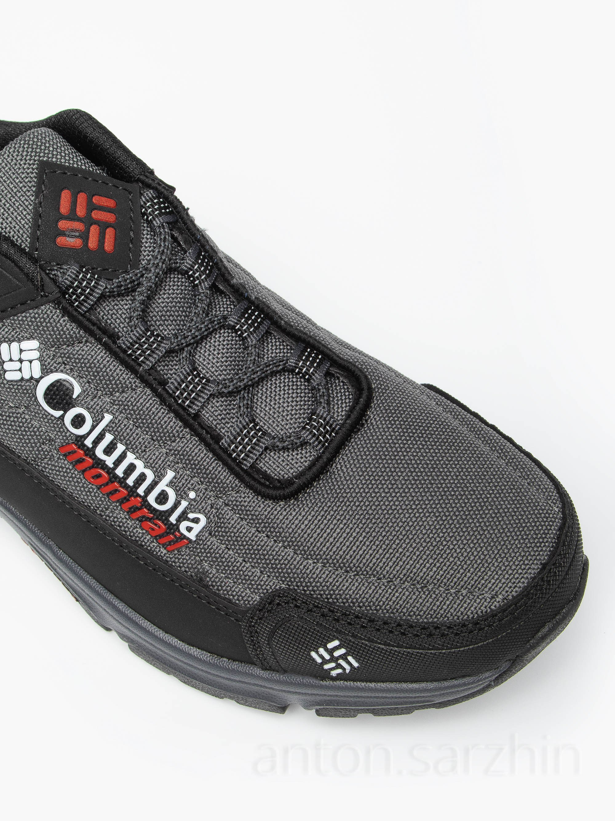 Предметная съемка кроссовка крупным планом