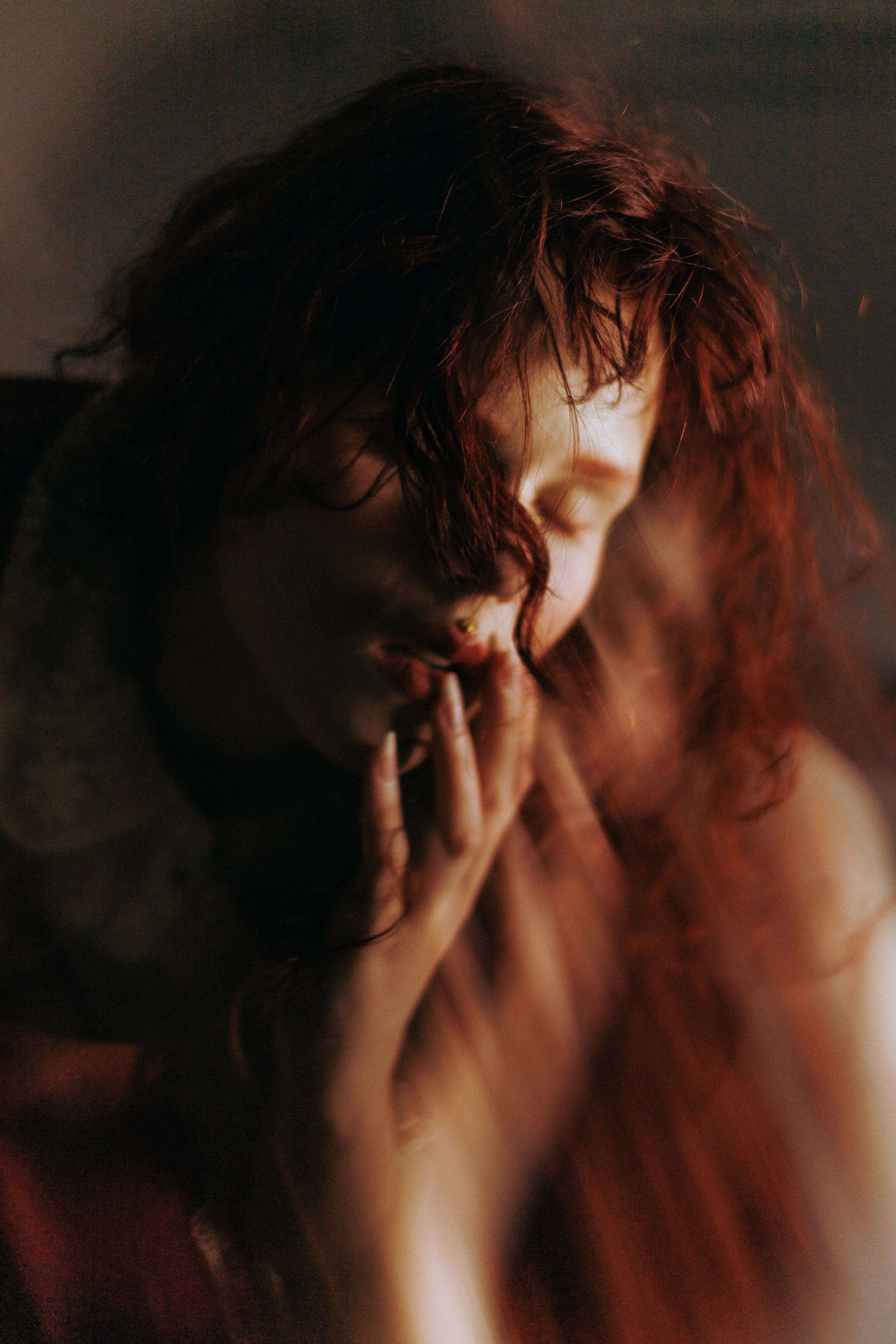 Портрет с интересным искусственным светом, студийная съёмка Красноярск