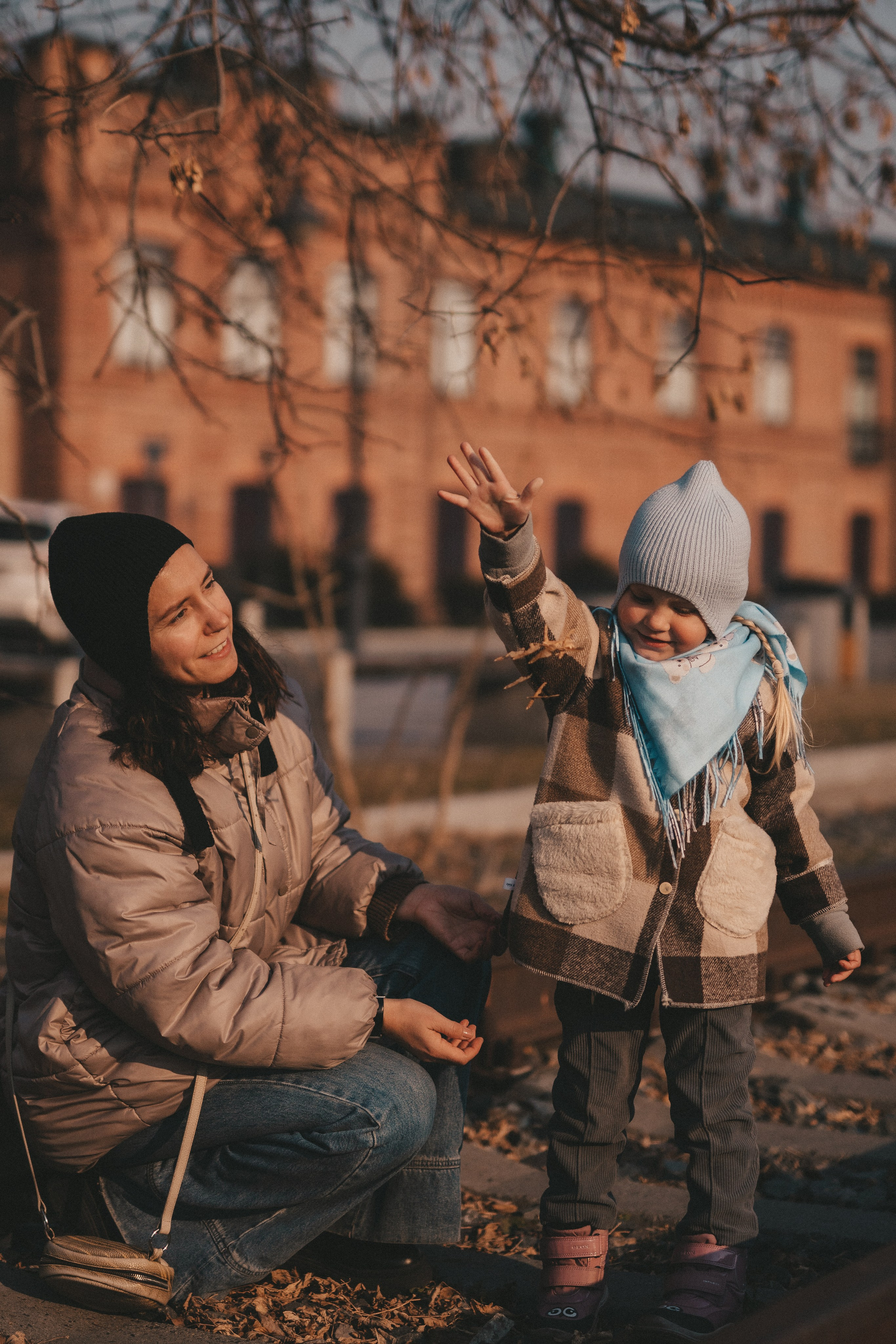 фото осенью дочка кидает листья мама смотрит