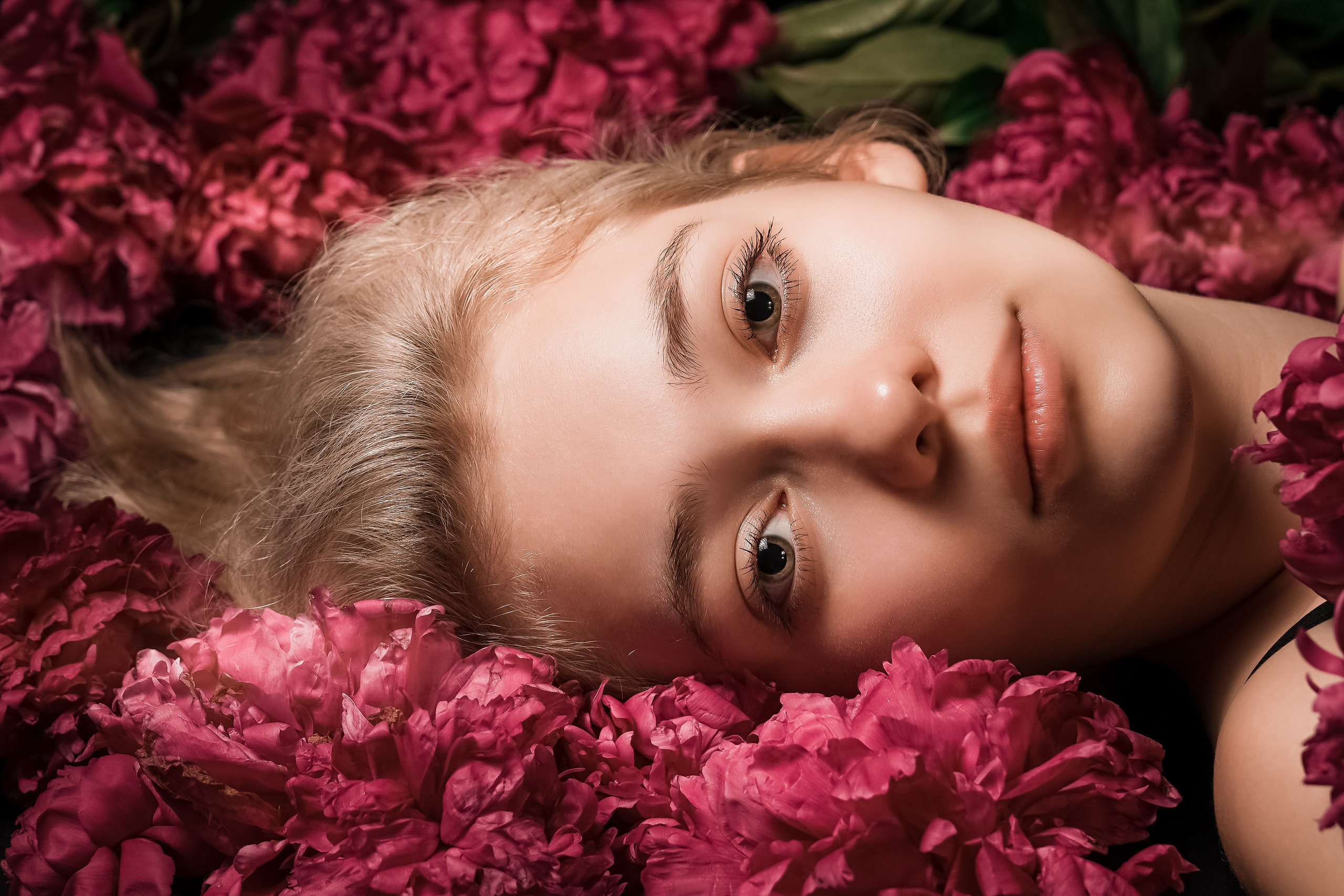 Съемка Ксении с пионами на черном фоне. Фотограф Светлана Боровикова в Домодедове