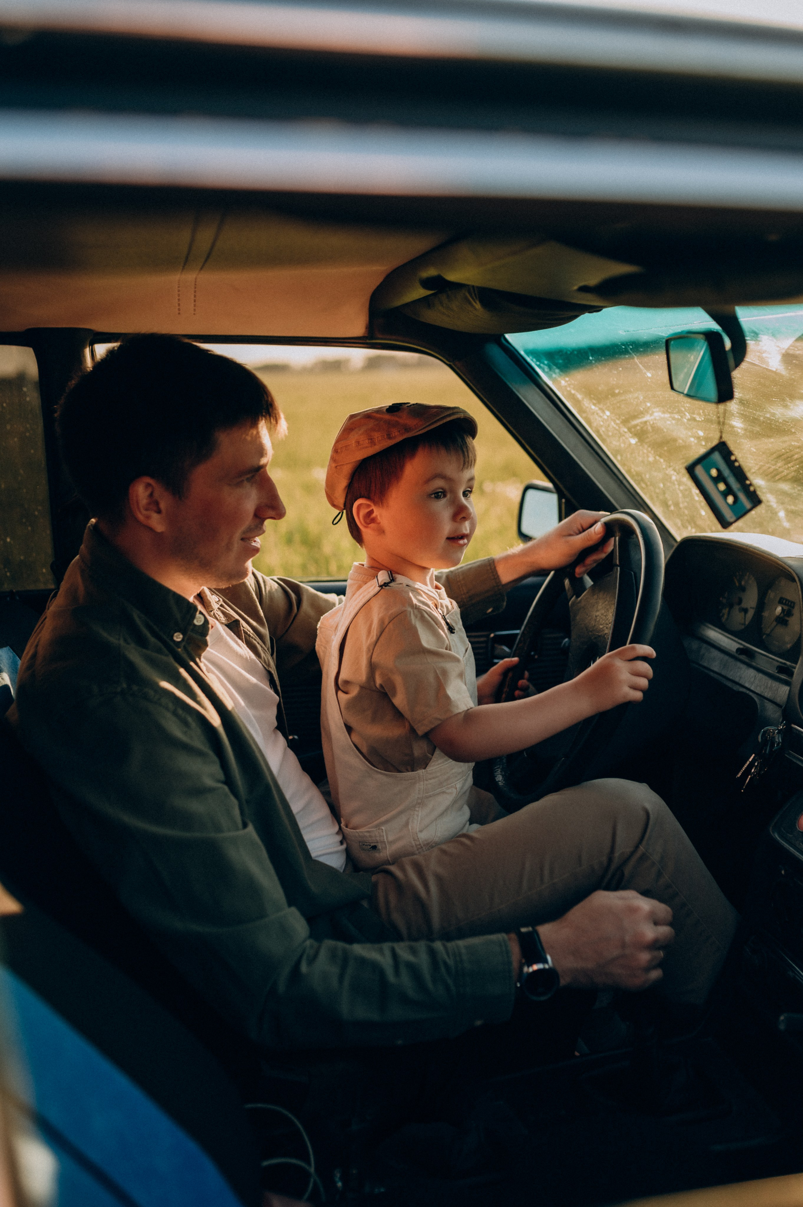 С машиной. Семейный фотограф Нагорнова Виктория