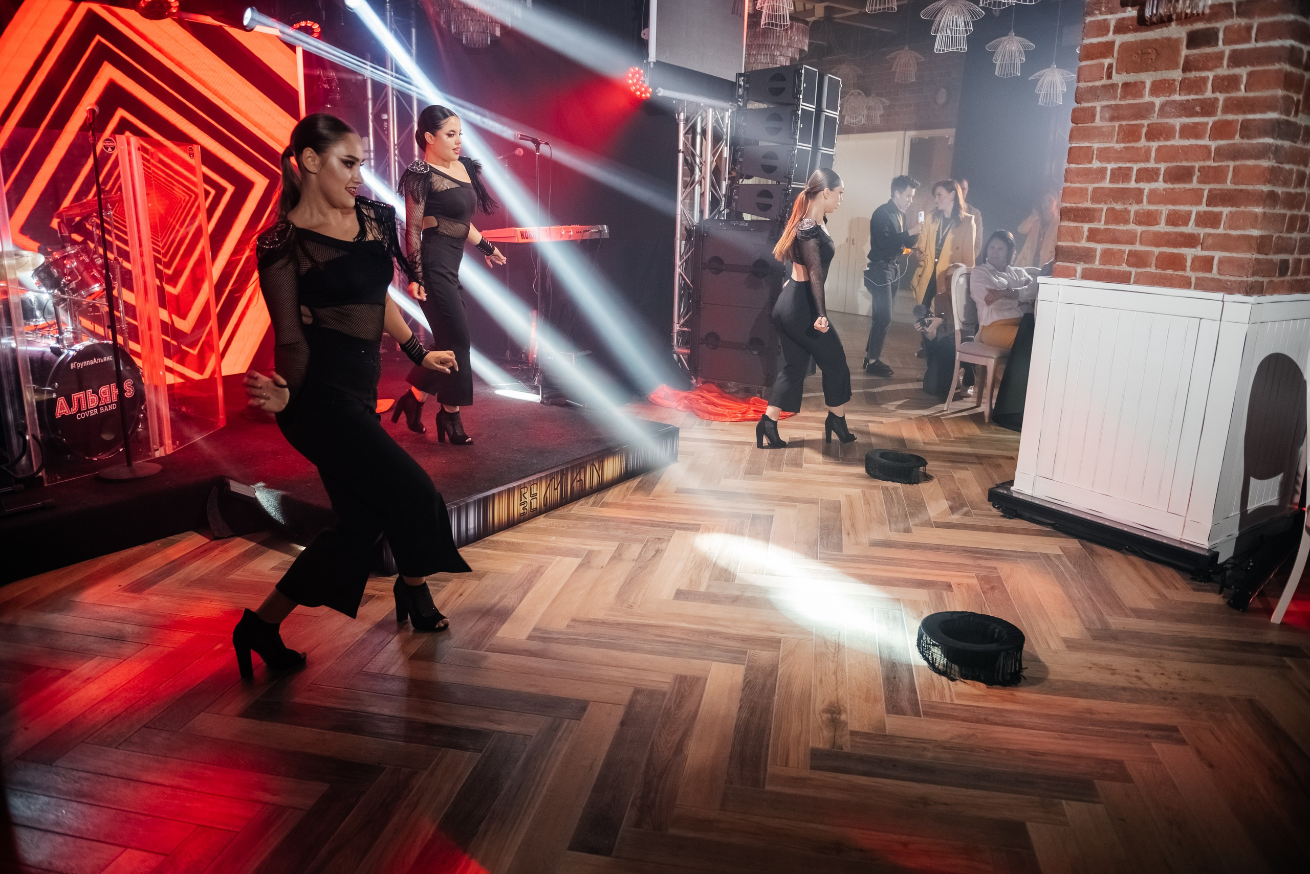 Выступления на банкетных площадках. Танцевальная шоу-группа «GRANAT»