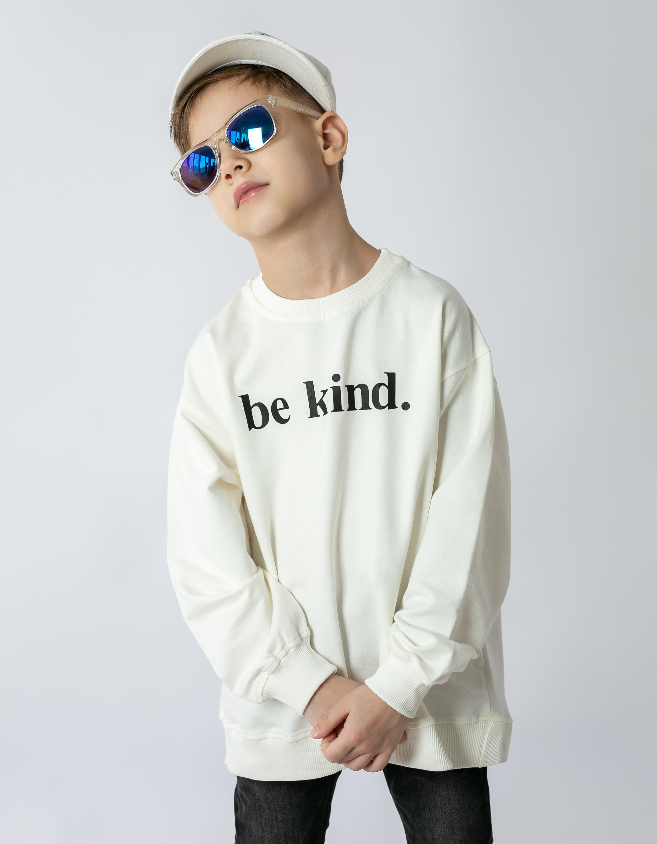 Детская одежда на белом фоне с тенями. Предметная, рекламная фотосъёмка в Орле. Предметный фотограф в Орле