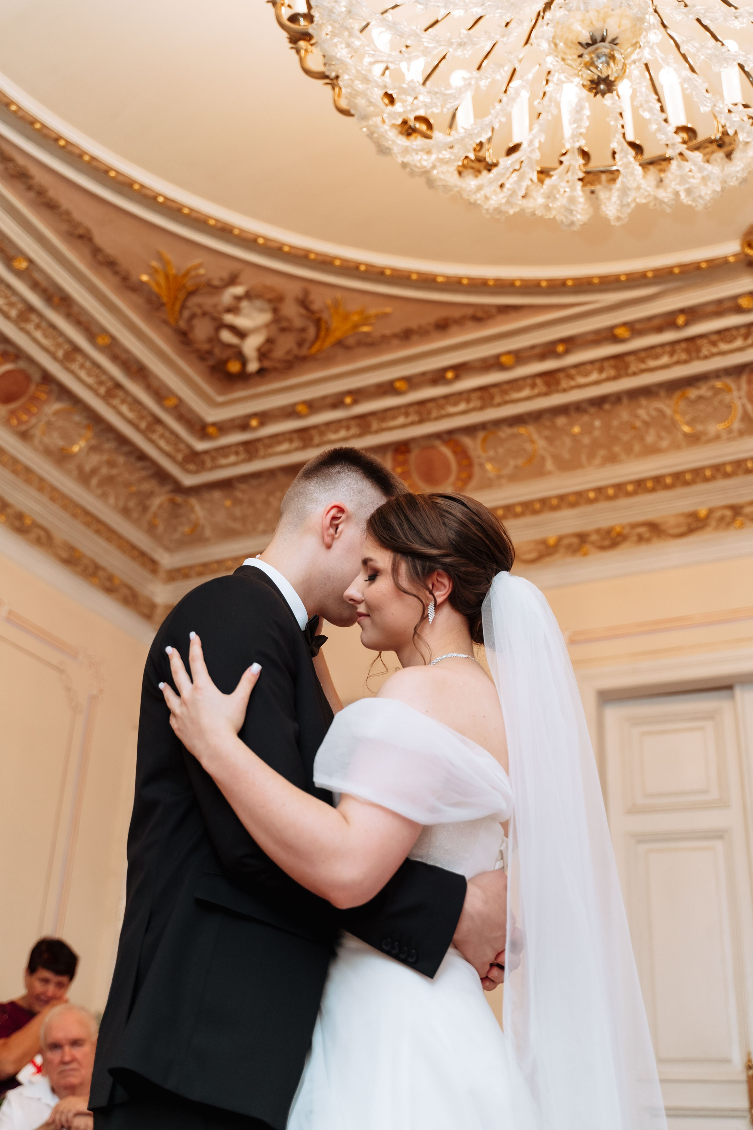 фотосессия росписи жениха и невесты в ЗАГСе города Новочеркасск