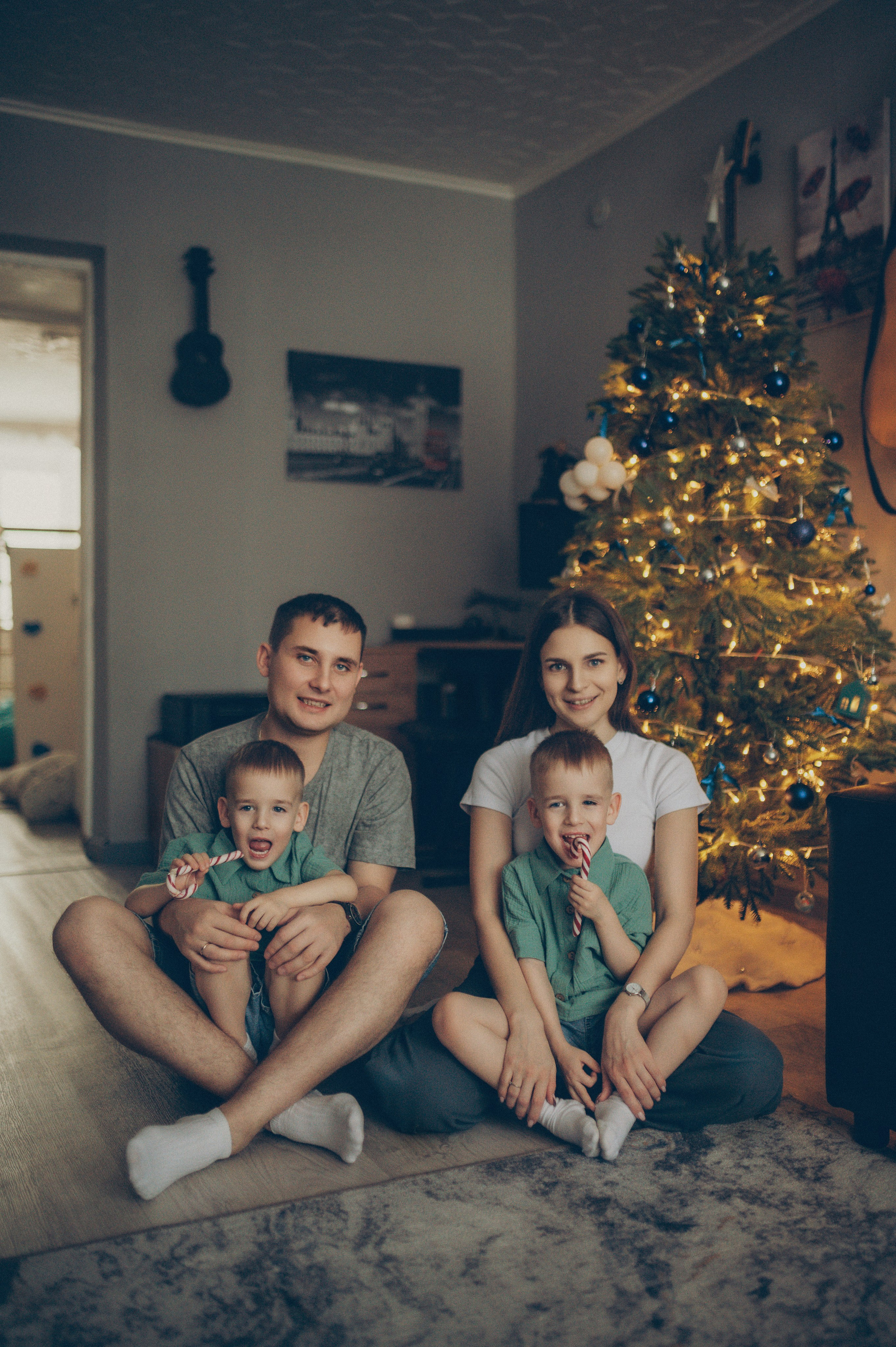 Миша и Тимофей (новогодняя домашняя). Фотограф, г. Лесной Свердловской области