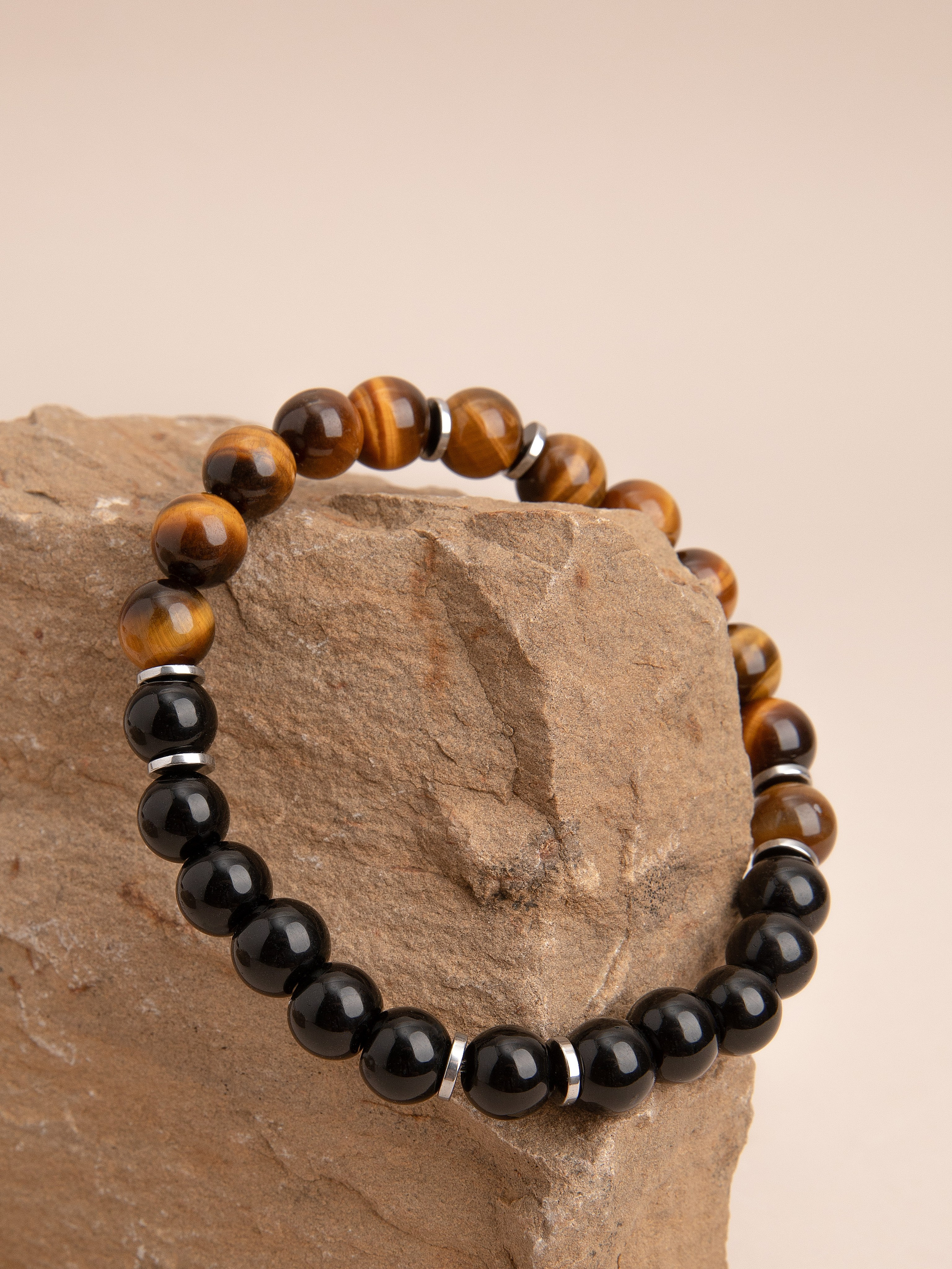 Браслеты ручной работы. Фотостудия предметной и модельной съёмки для маркетплейсов