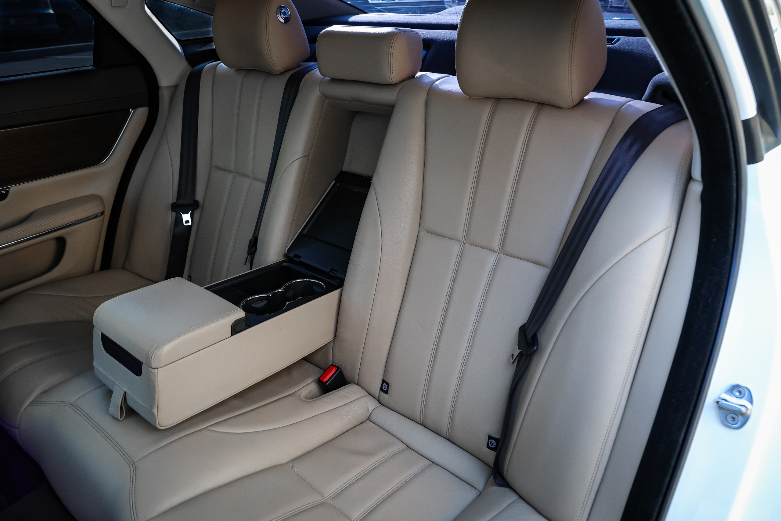 2017 JAGUAR XJ. Mixturecaptures