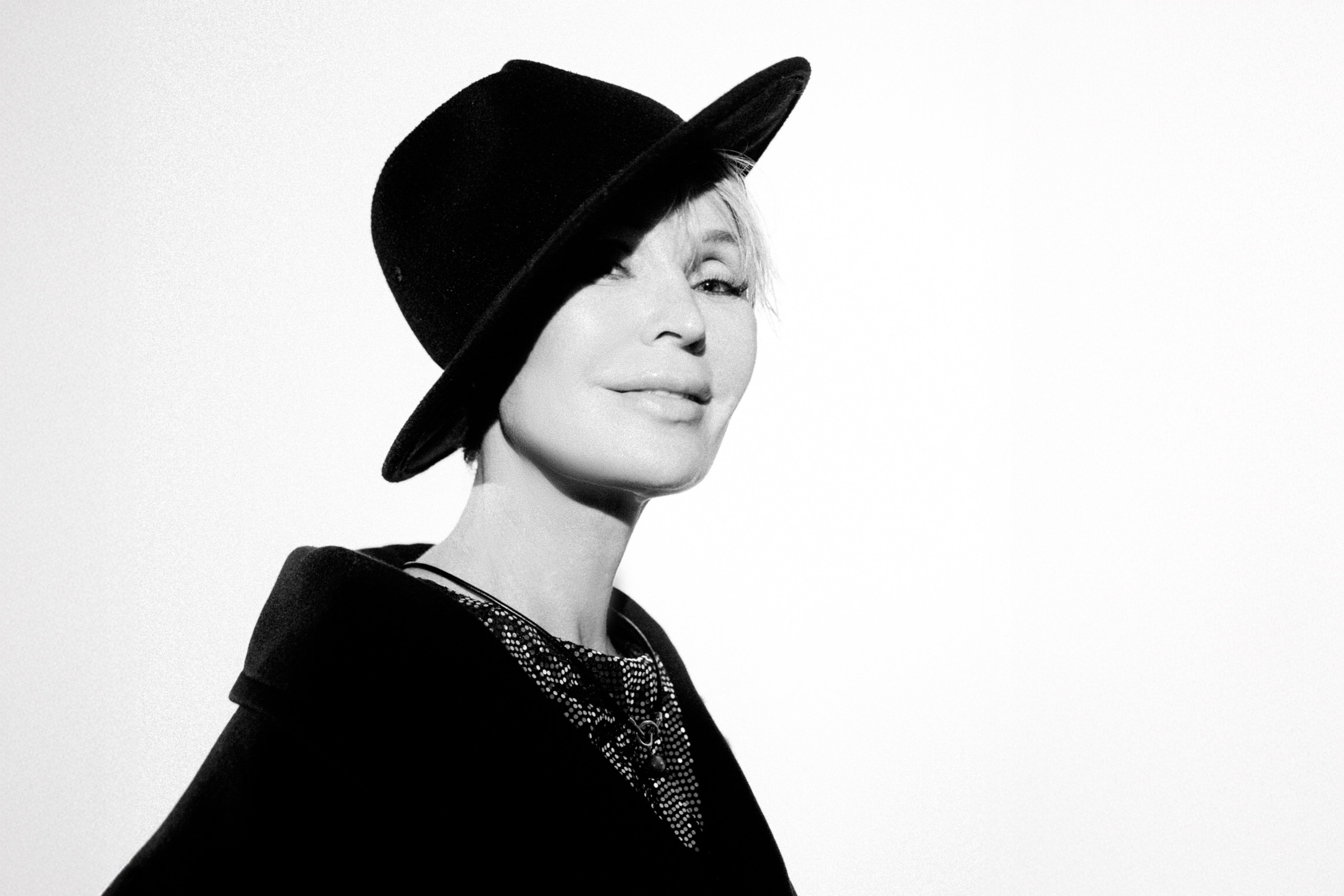 Черно-белый художественный портрет женщины в широкополой шляпе — портретный фотограф Галина Скорик.