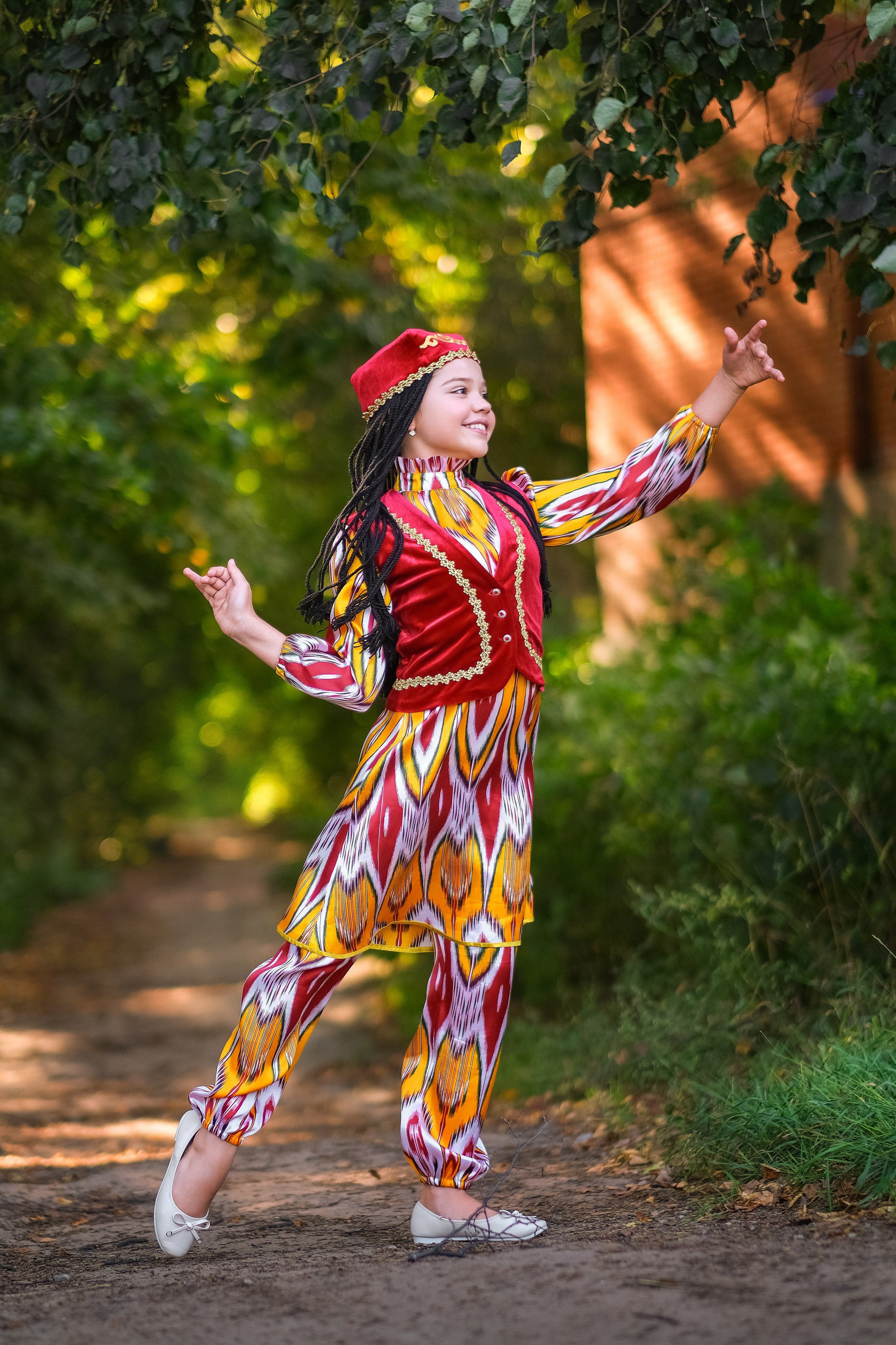 Девочка танцует в национальном костюме