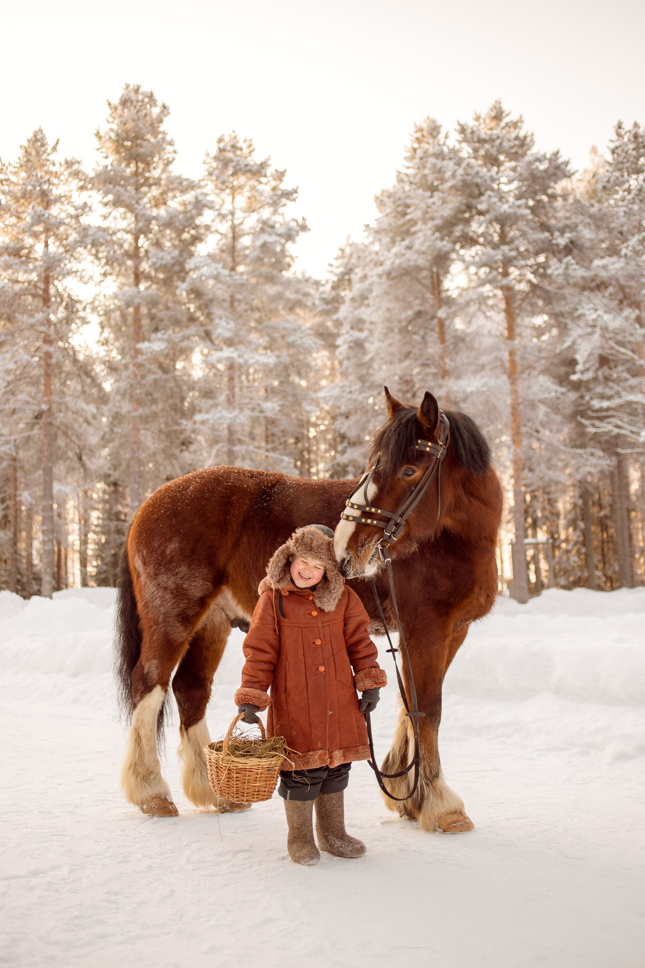 Детская фотосессия с лошадью зимой