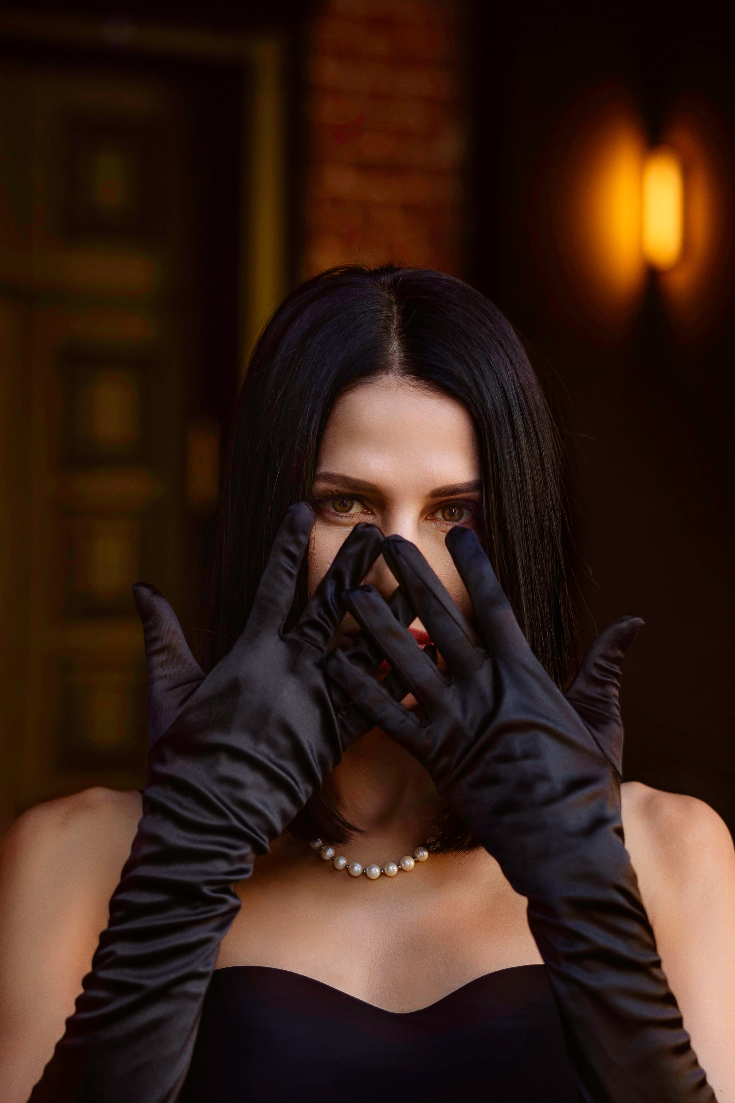 Портрет девушки в чёрных перчатках