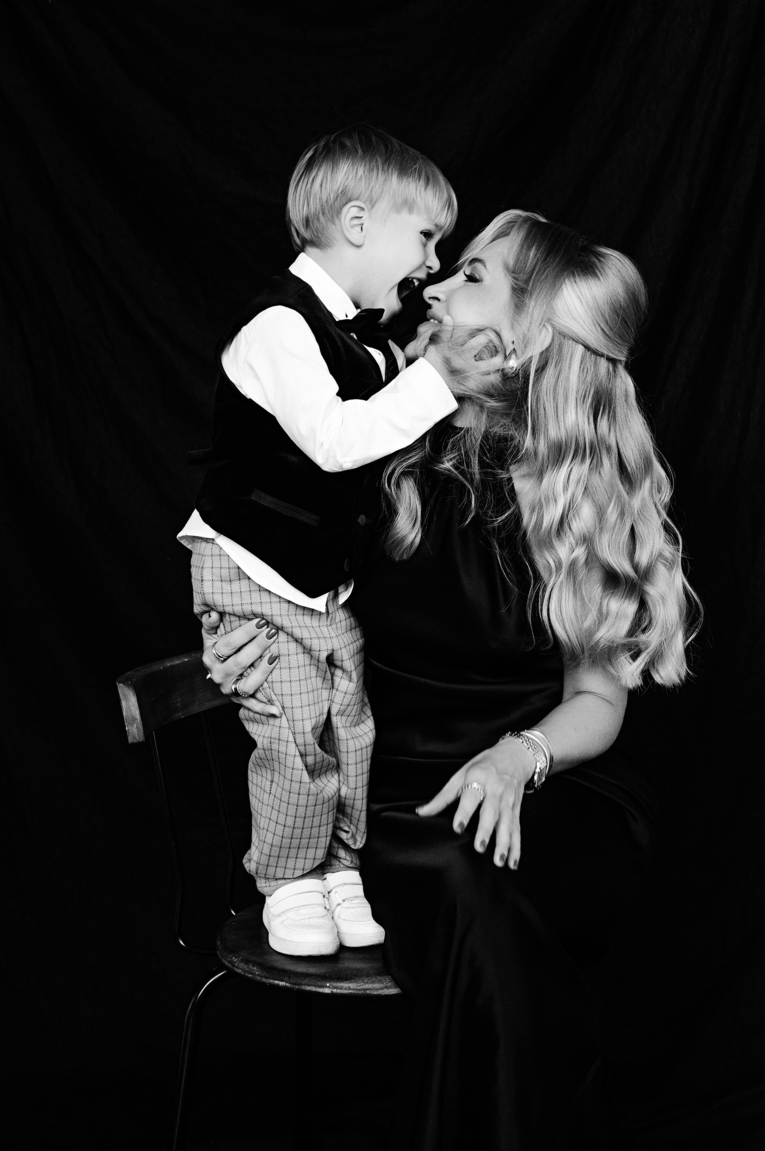 Семейная фотосессия в Санкт-Петербурге от Маргариты Ивановой — душевные кадры с детьми и родителями, помощь в подборе образов, стилист, виза. Профессиональный фотограф беременности в СПБ. Стильные фотосессии беременности в стиле минимализм и классическая фотография