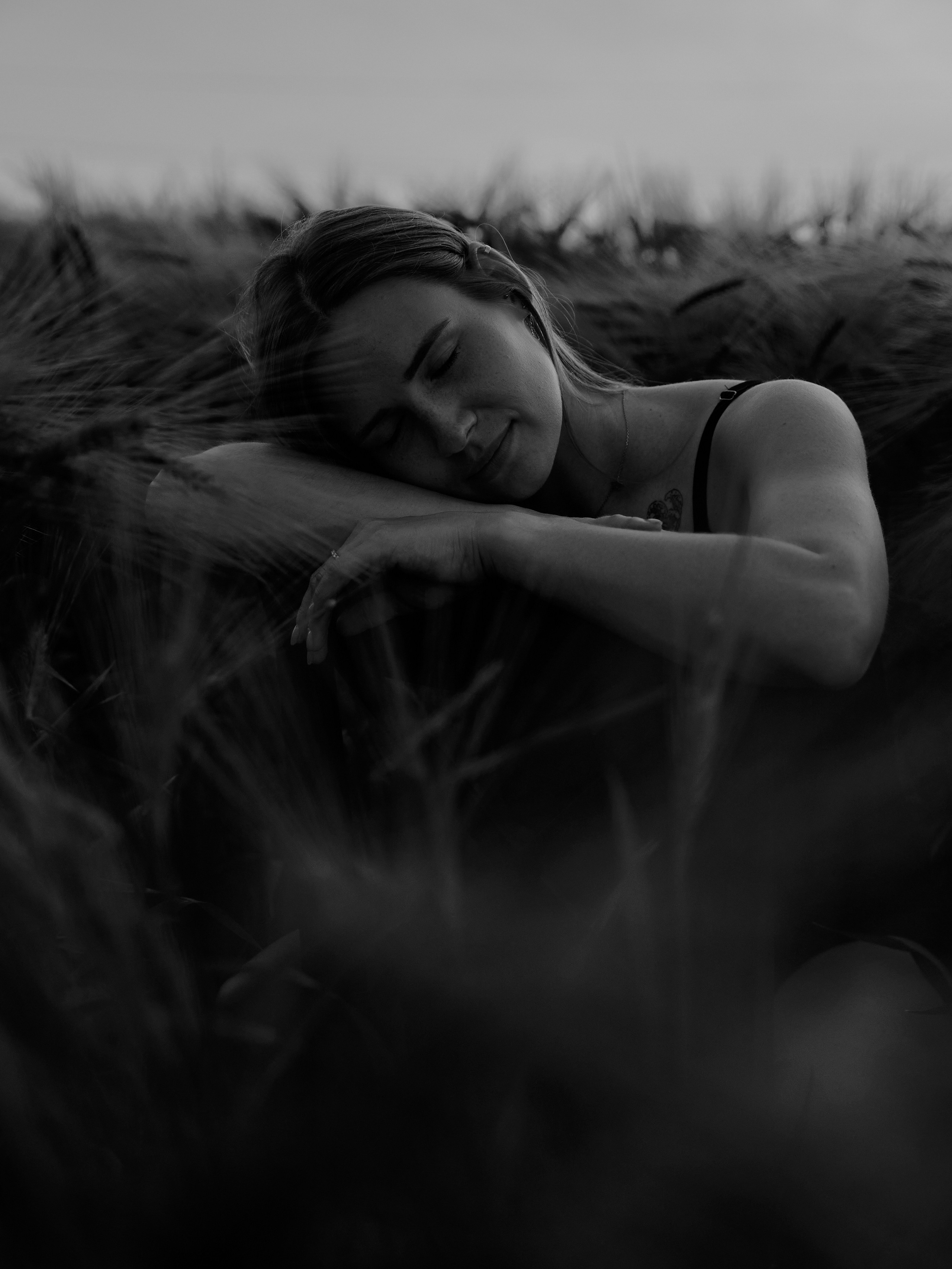 Портрет девушки в ржаном поле на закате летом. Черно-белая фотография. Индивидуальные фотосессии в Анапе.