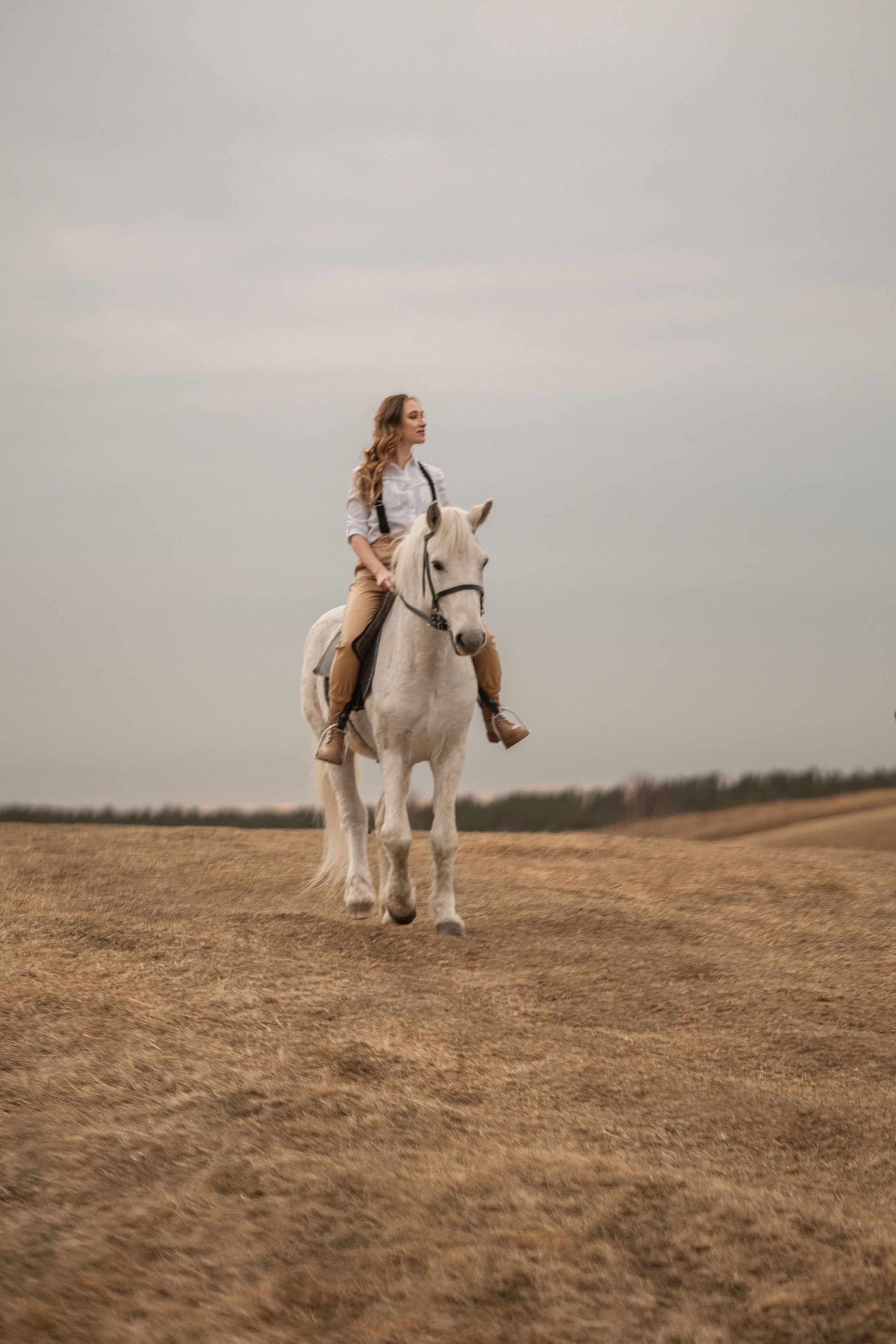 Александра и конь Сема на холмах. Семейный и портретный фотограф в Санкт-Петербурге Татьяна Гримоть