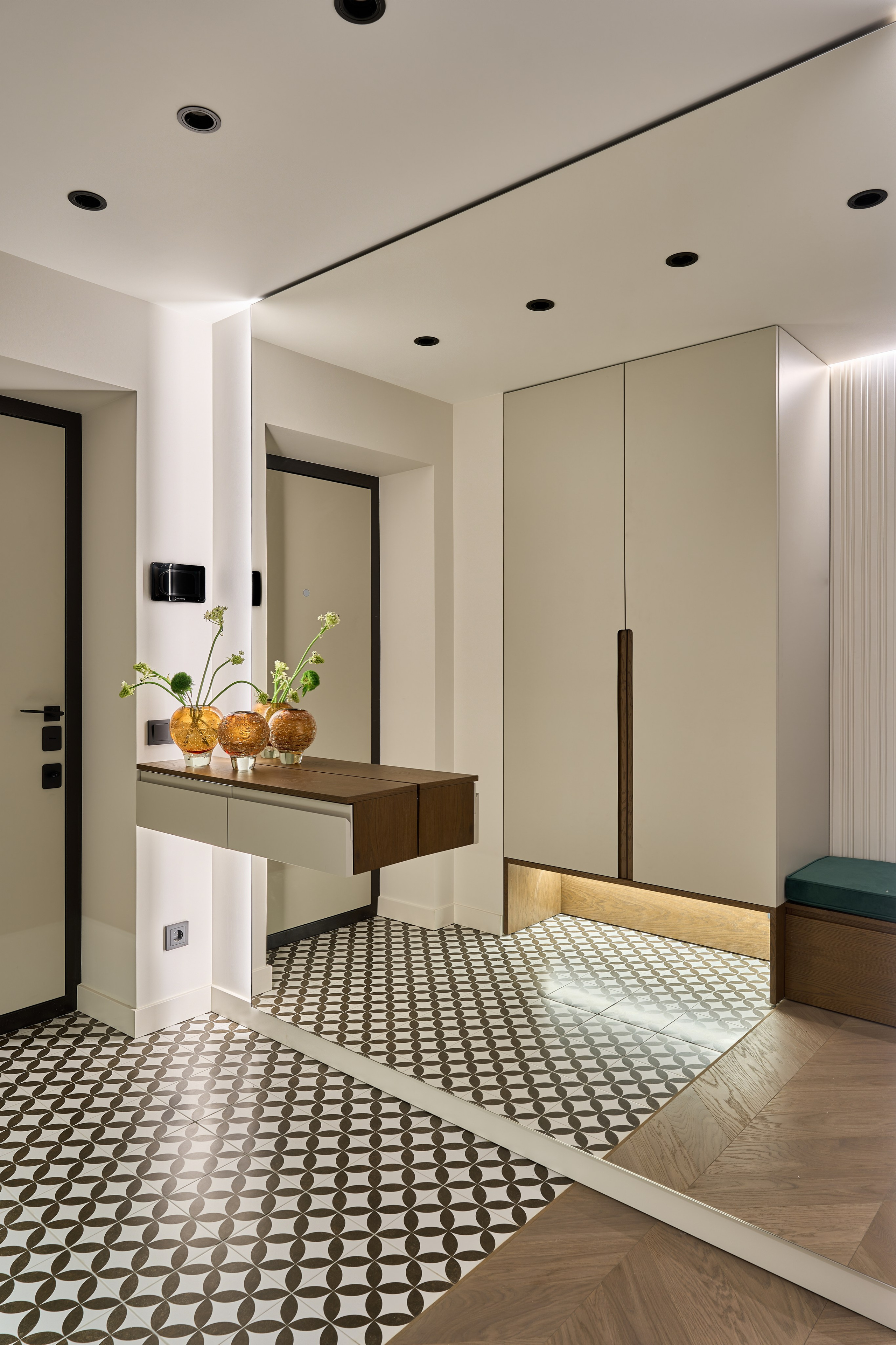 прихожая в квартире современный интерьер в тёплой гамме