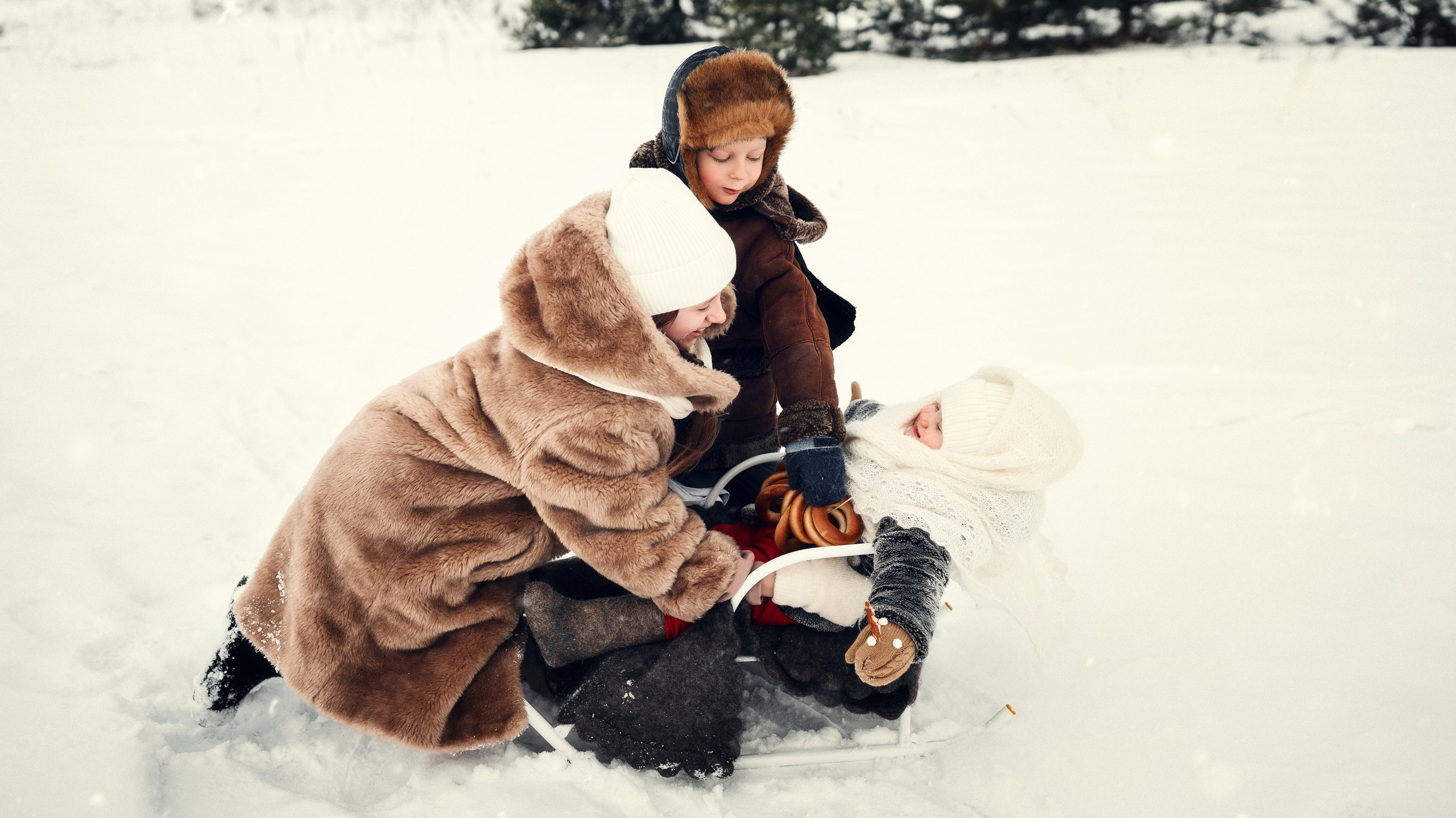 Дети играются в снегу.