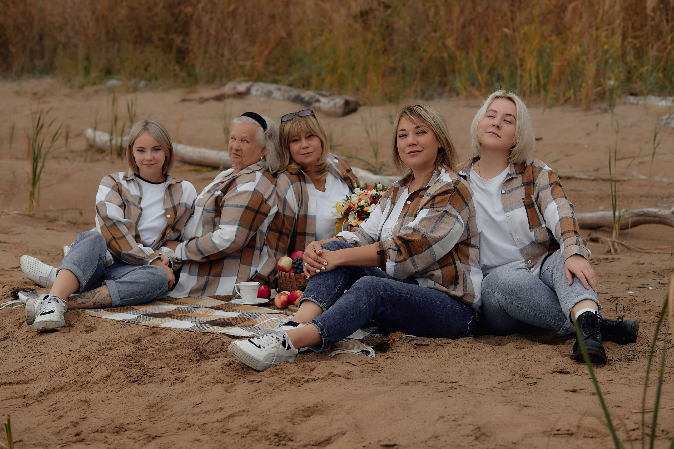 Аня, Таня, Полина, Оля и бабушка Клава. Свадебный фотограф Чайковский