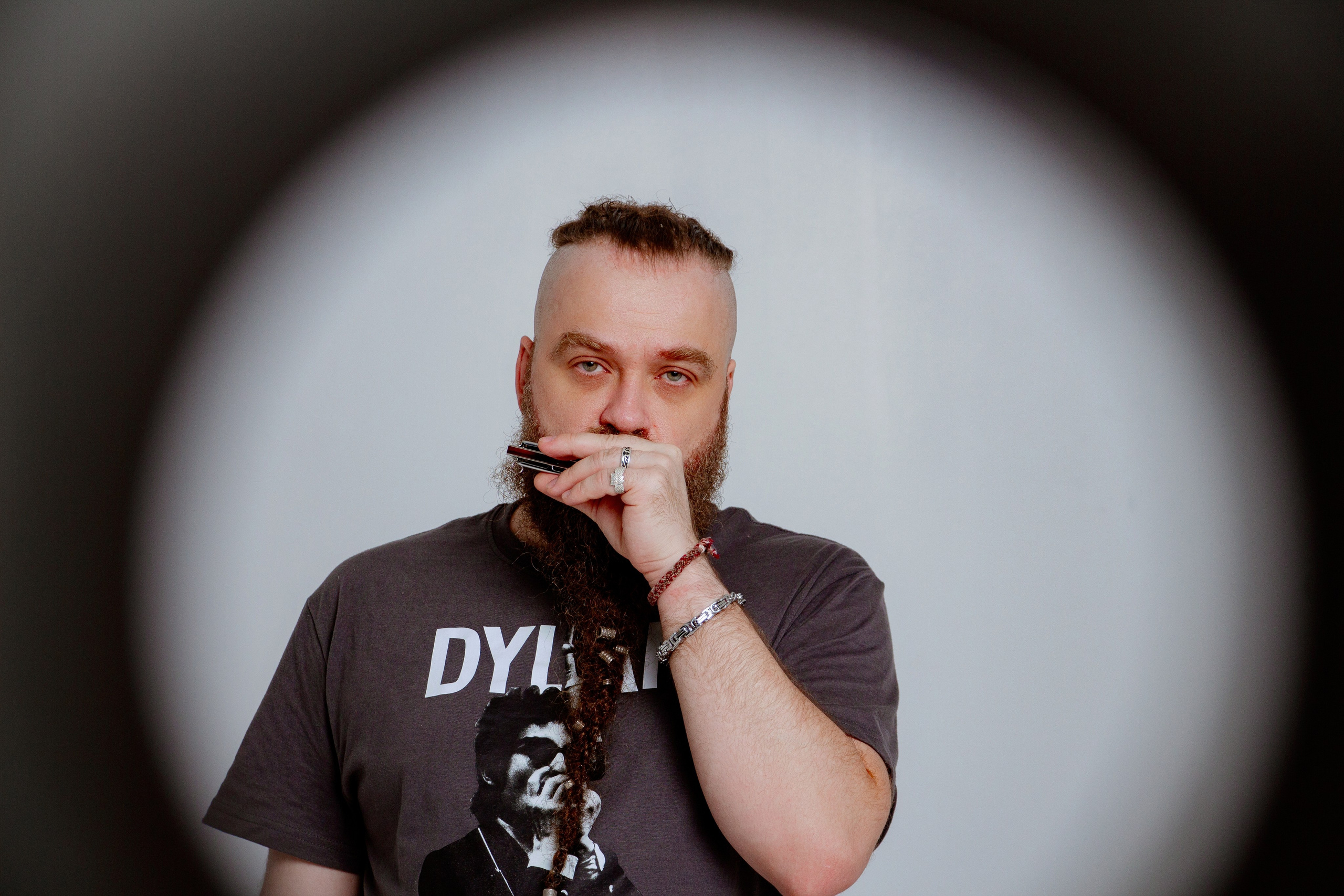 Борис Плотников. Губная гармоника. Мужской портрет, фотосессия для музыканта. Фотограф в Екатеринбурге Пойгина Елена