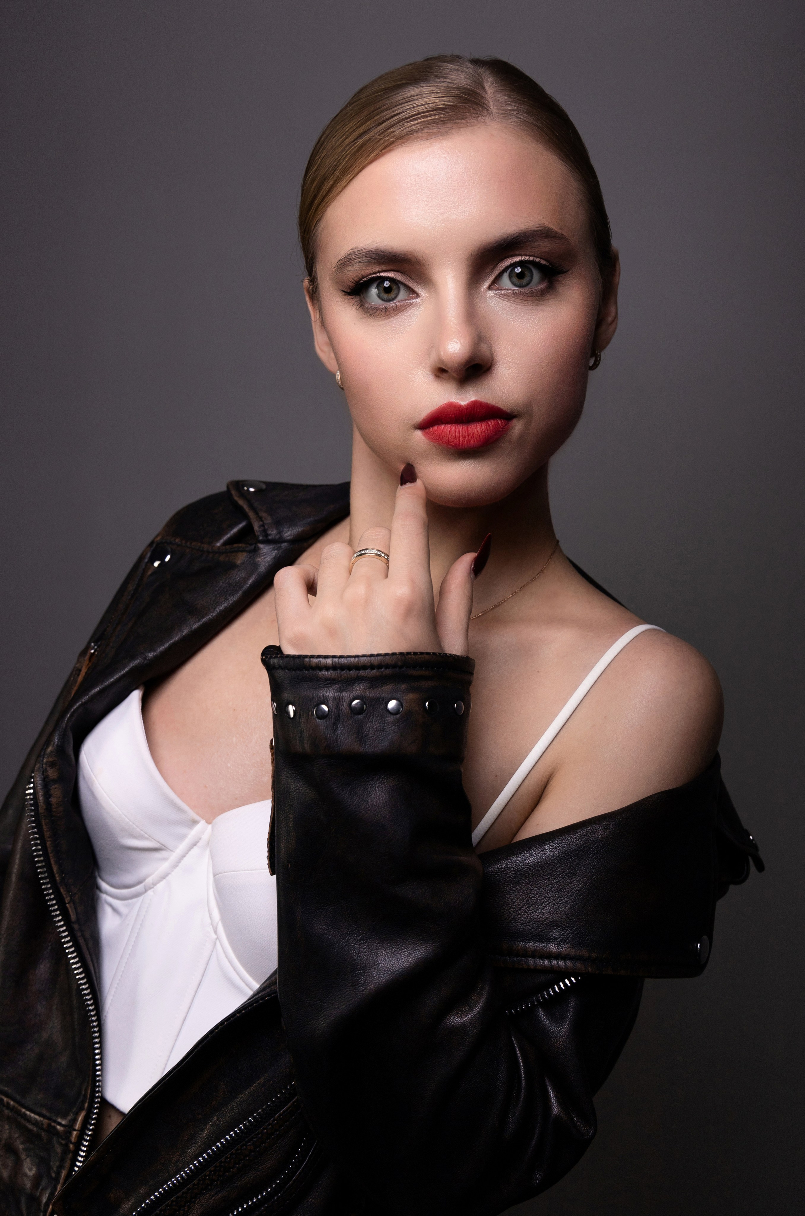 Сделать портрет в Зеленограде. Фотосъемка на портрет. Красивый портрет. Портретная фотосъемка. Фото на документы в Зеленограде. Фото на паспорт. Портретная фотостудия ЛукБук. Деловой портрет. Семейный портрет. Предметная фотосъемка