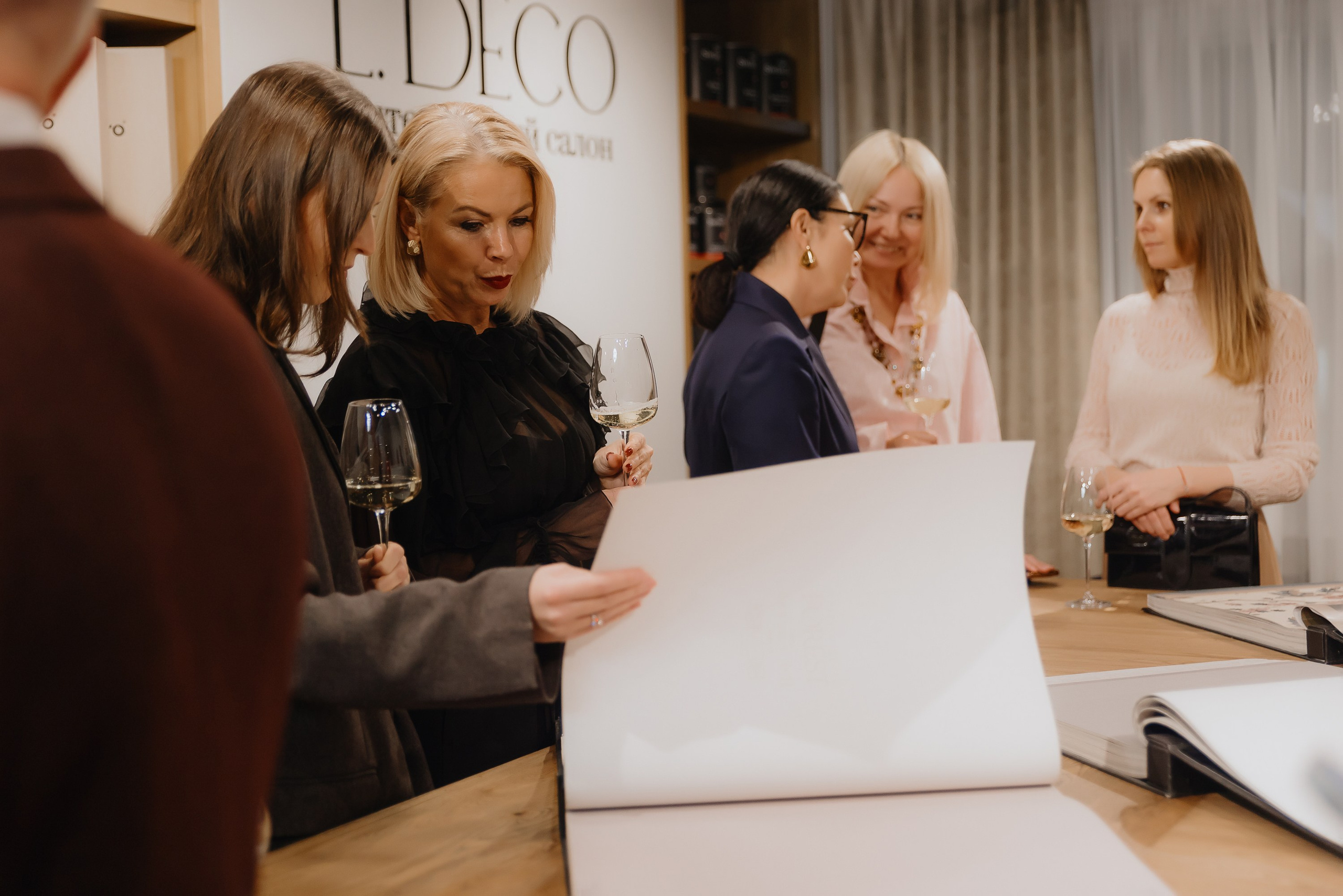 Открытие нового пространства интерьерного салона L. DECO в феврале 2025. L. Deco интерьерный салон. Краски/обои/лепной декор